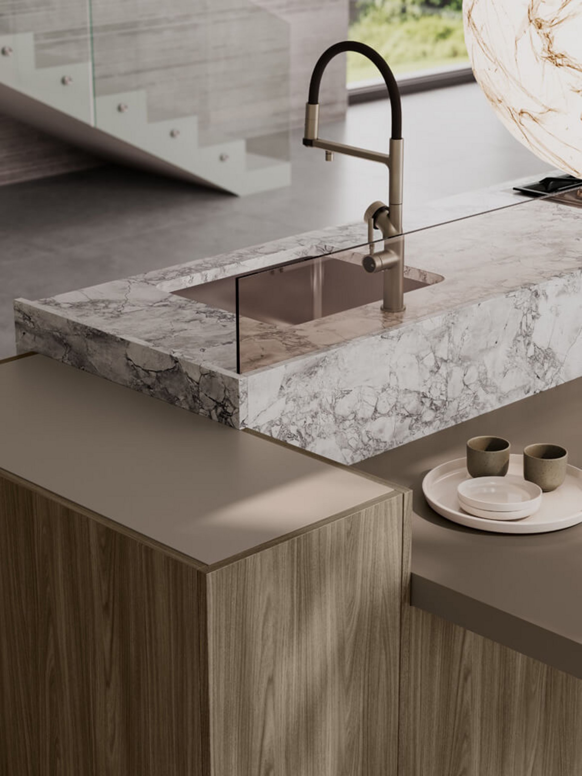 Küchenarmatur an Natursteinspüle vor opaken, matten LEICHT Fronten