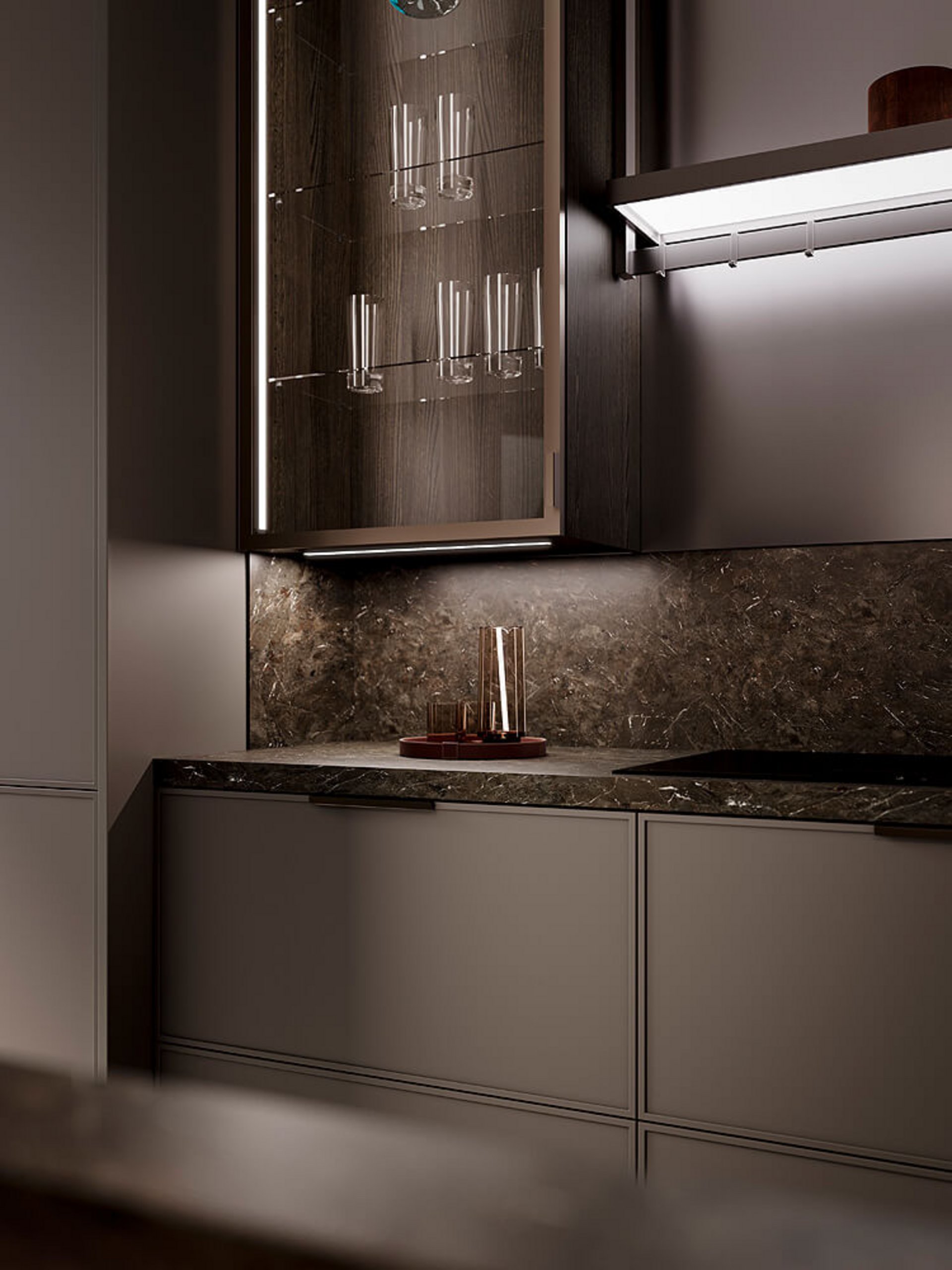 Beleuchtete Glasvitrine in dunkler Holzoptik mit Glasböden zur Präsentation hochwertiger Gläser