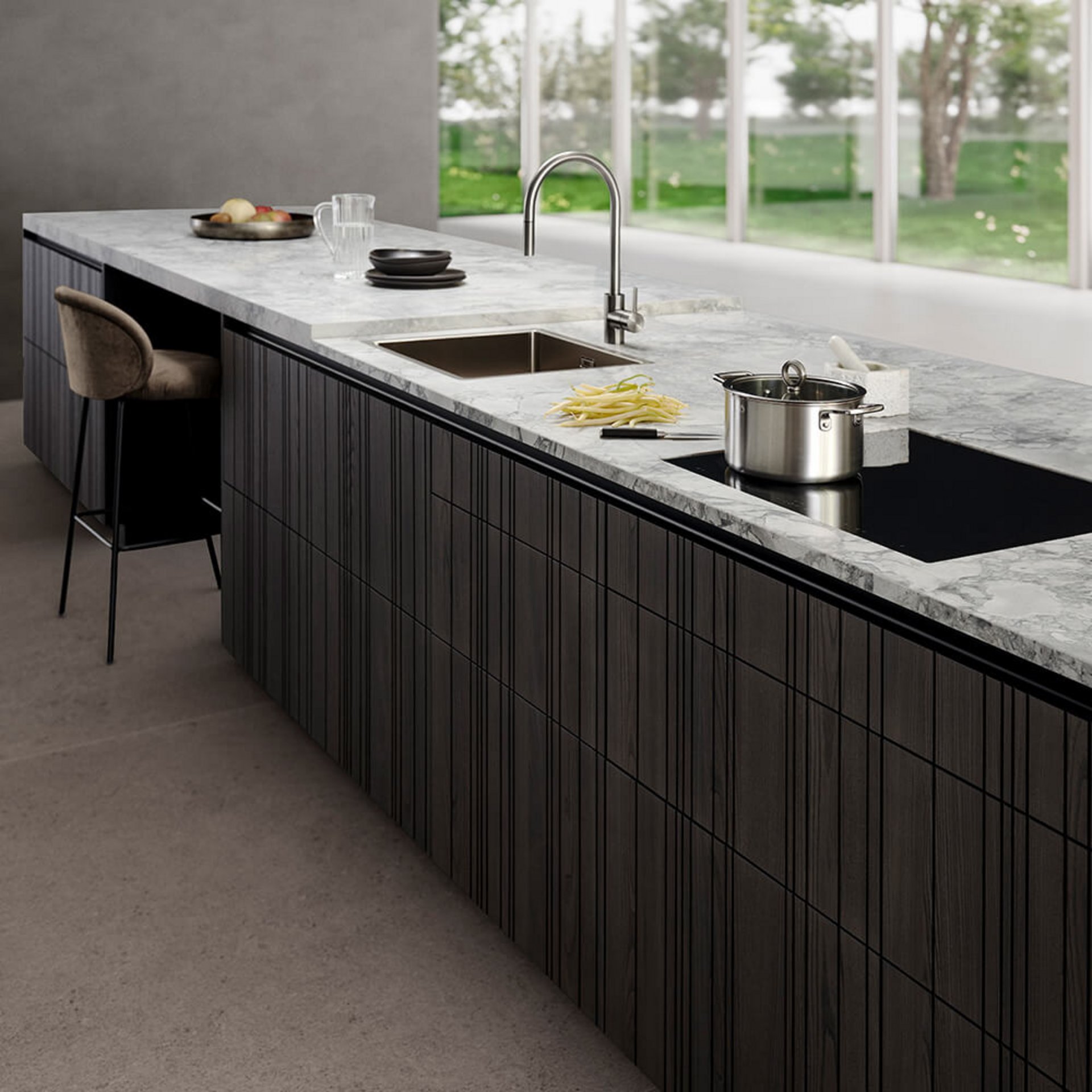 Kücheninsel mit vertikal strukturierter Holzfront (Bahia) und heller Marmor-Arbeitsplatte vor großem Fenster.