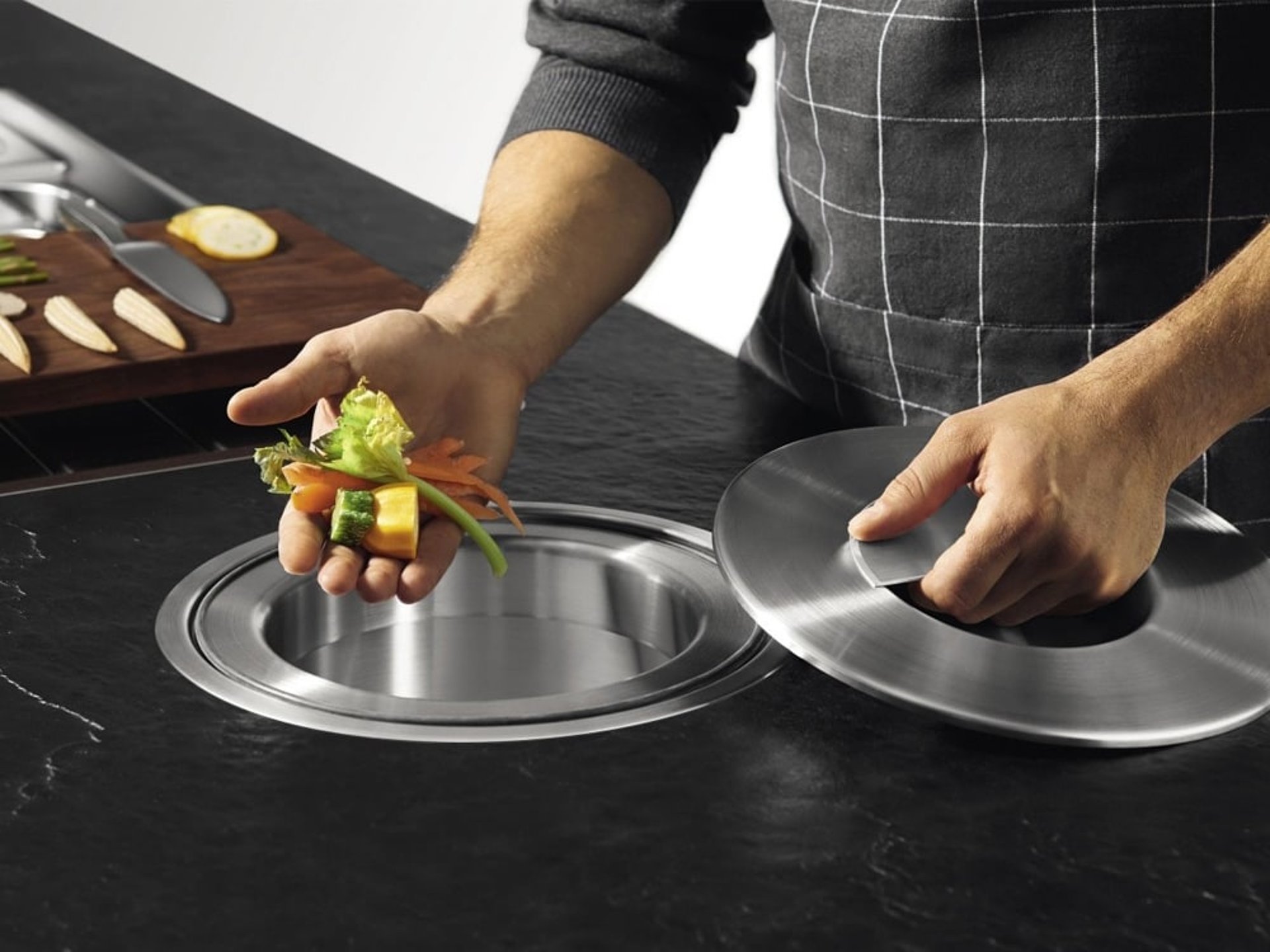 Blanco Solon Kompostsammler in Arbeitsplatte integriert: Praktische Biomüllentsorgung direkt beim Kochen. Sauber & diskret.