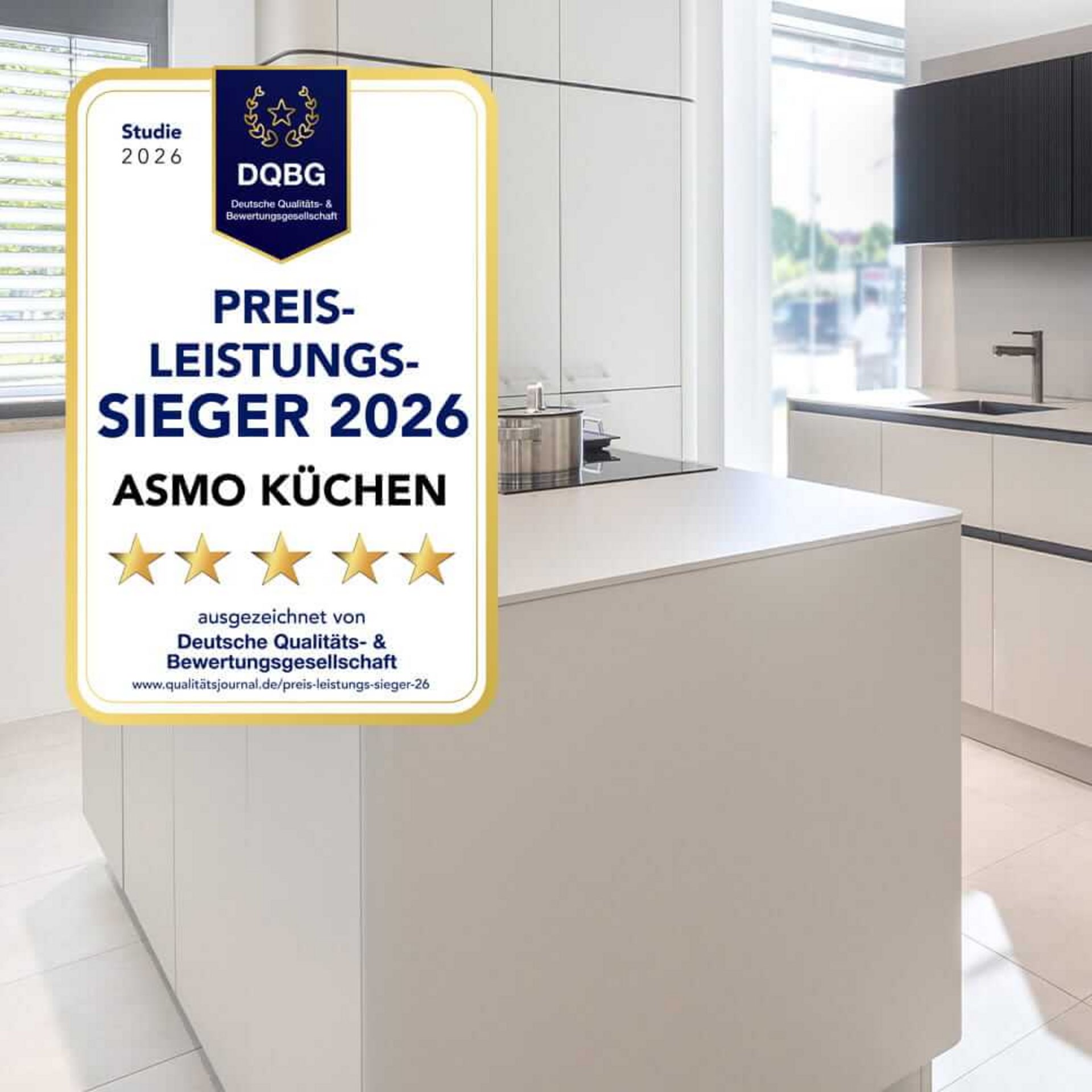 DQBG-Siegel „Preis-Leistungs-Sieger 2026“ für ASMO KÜCHEN vor einer modernen weißen Küche