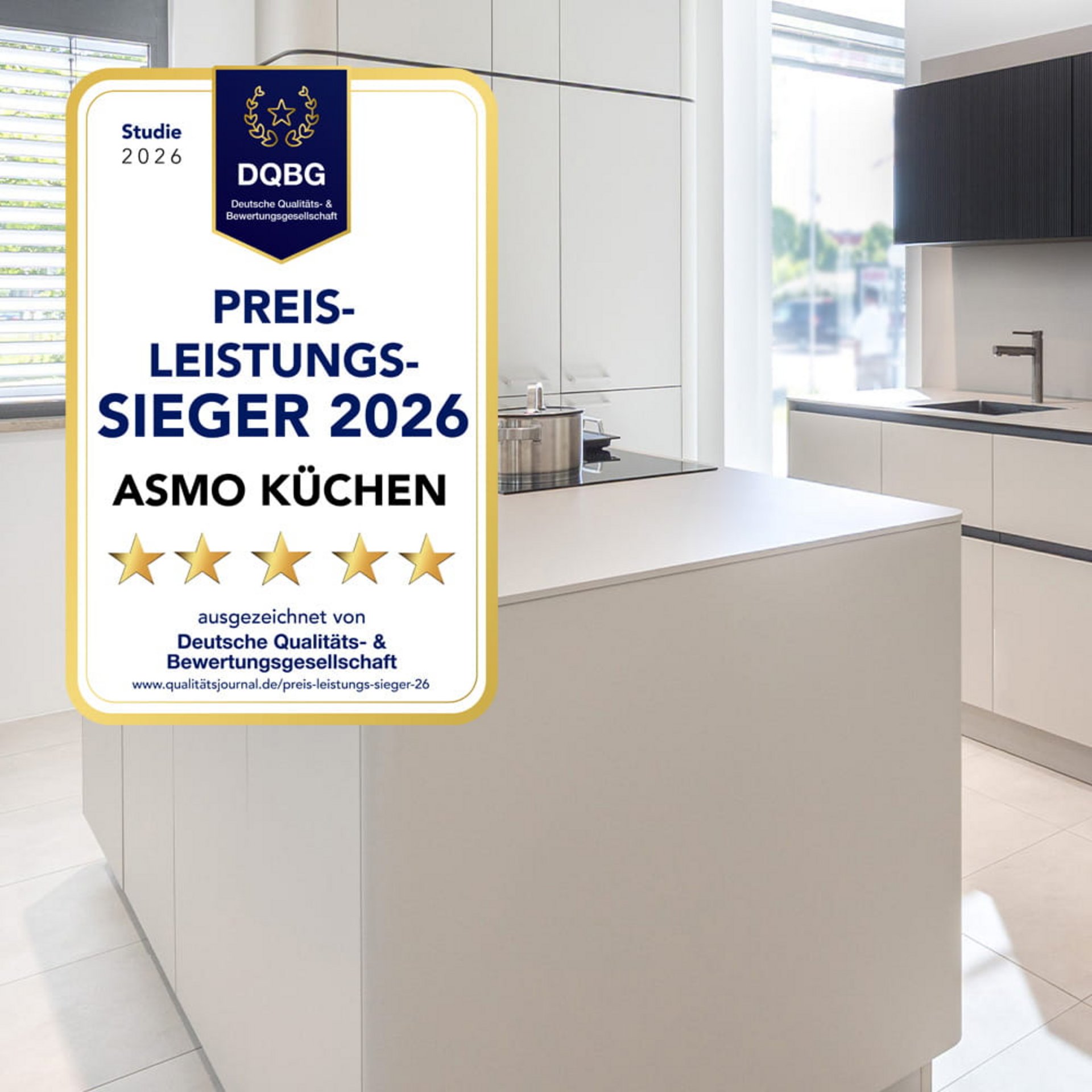DQBG-Siegel „Preis-Leistungs-Sieger 2026“ für ASMO KÜCHEN vor einer modernen weißen Küche