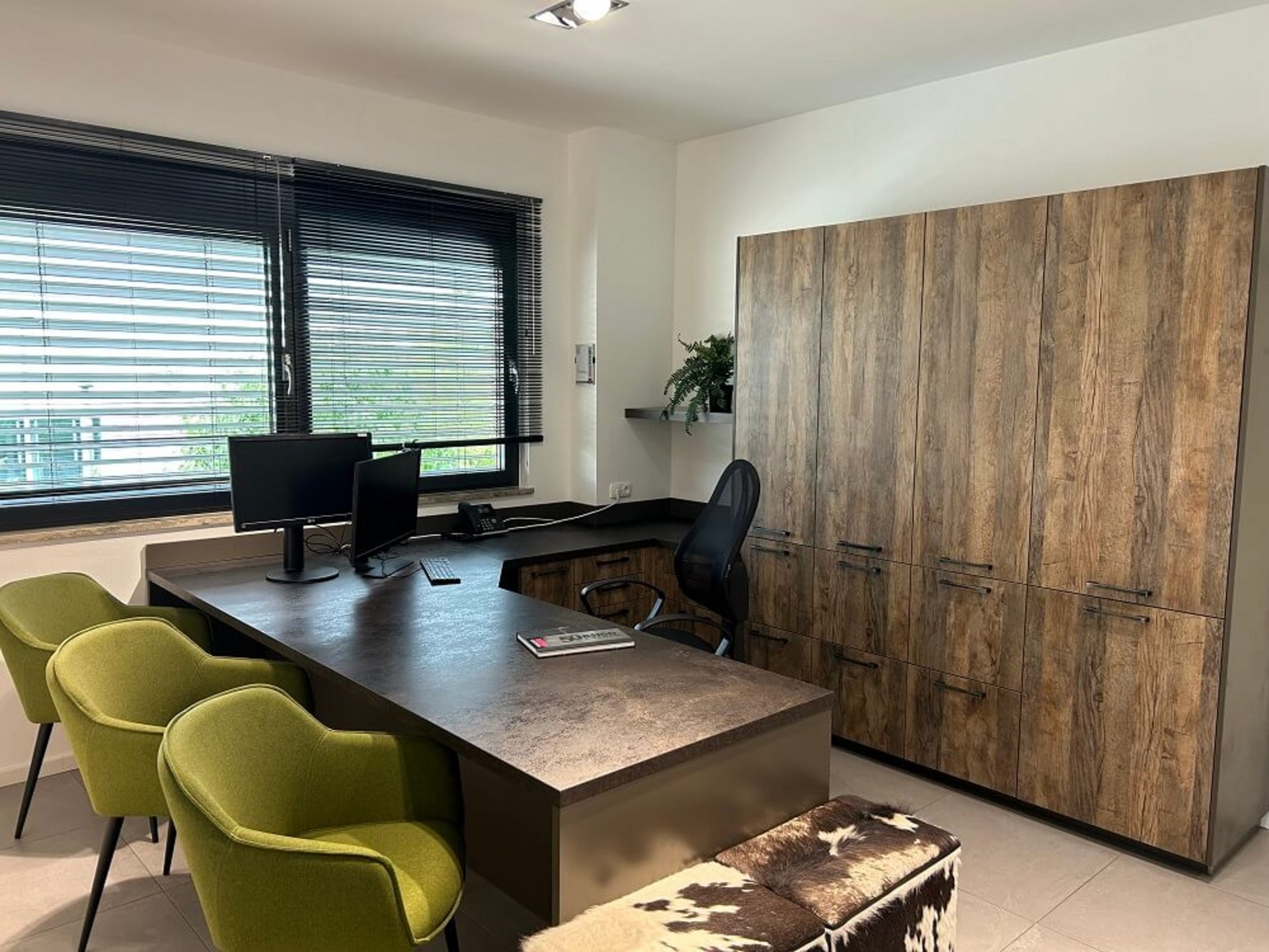 Moderner Arbeitsplatz mit Schreibtisch, Holzoptik und Stauraum in der ASMO KÜCHEN Ausstellung München-Freiham
