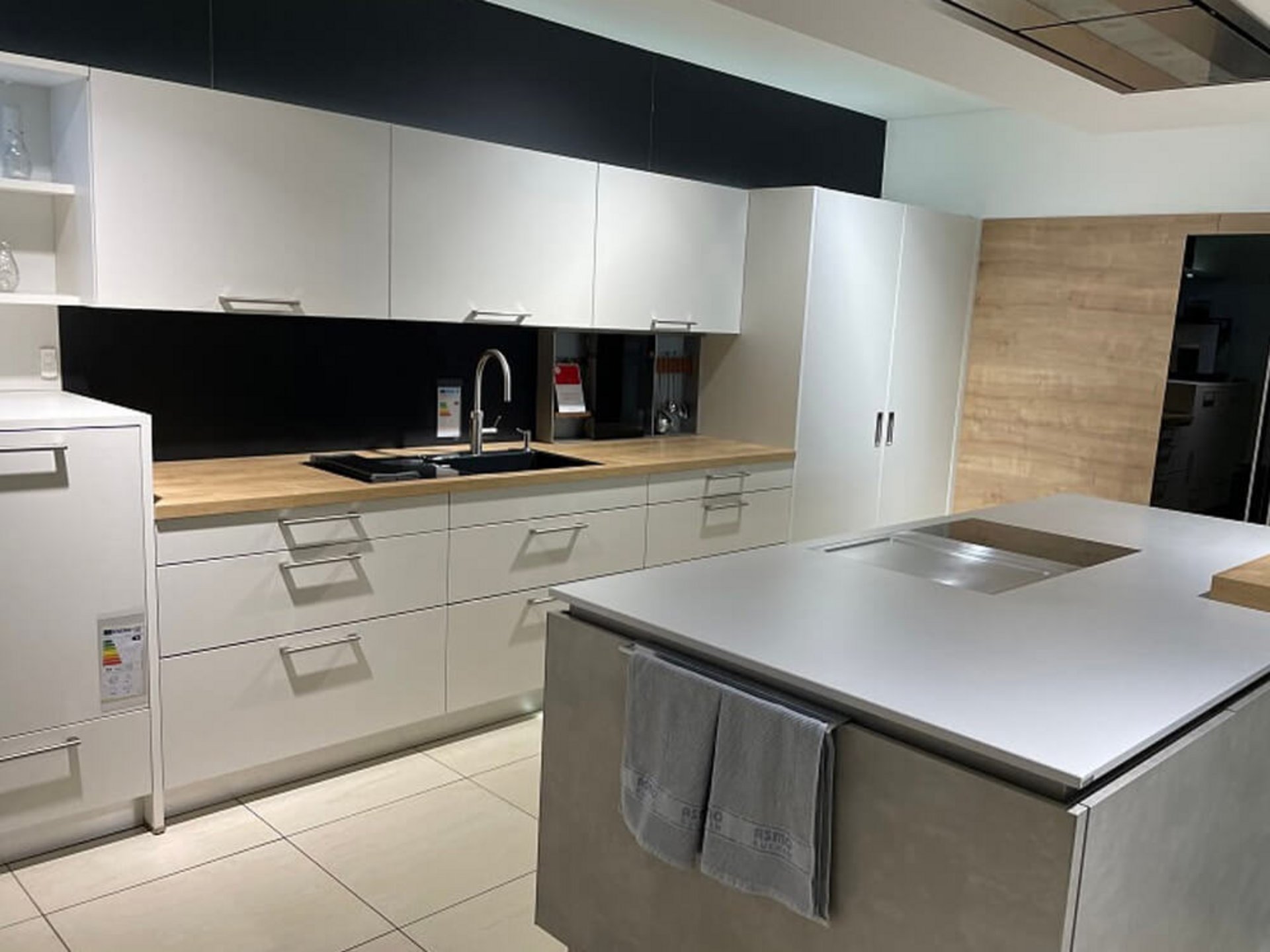 ASMO Line Pro / X-Line Zeile mit Insel - Abverkaufsküche, Musterküche München-Freiham