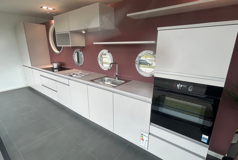 ASMO Easy Line - Küchenzeile mit hochgesetztem Backofen