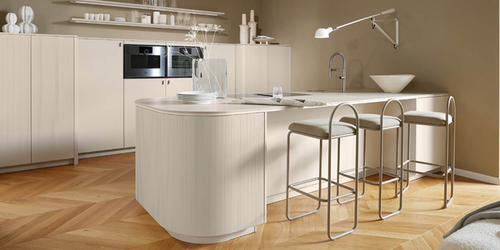 Warme, helle Wohnküche in Eiche Angora grau mit Kochinsel und integrierter Esstheke.