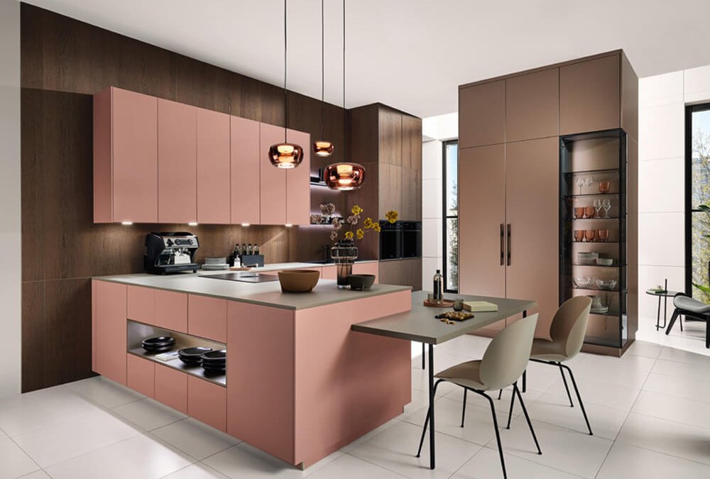 Grifflose Oberschränke in Mattlack Altrose & Eiche Espressobraun mit integrierter Unterbaubeleuchtung