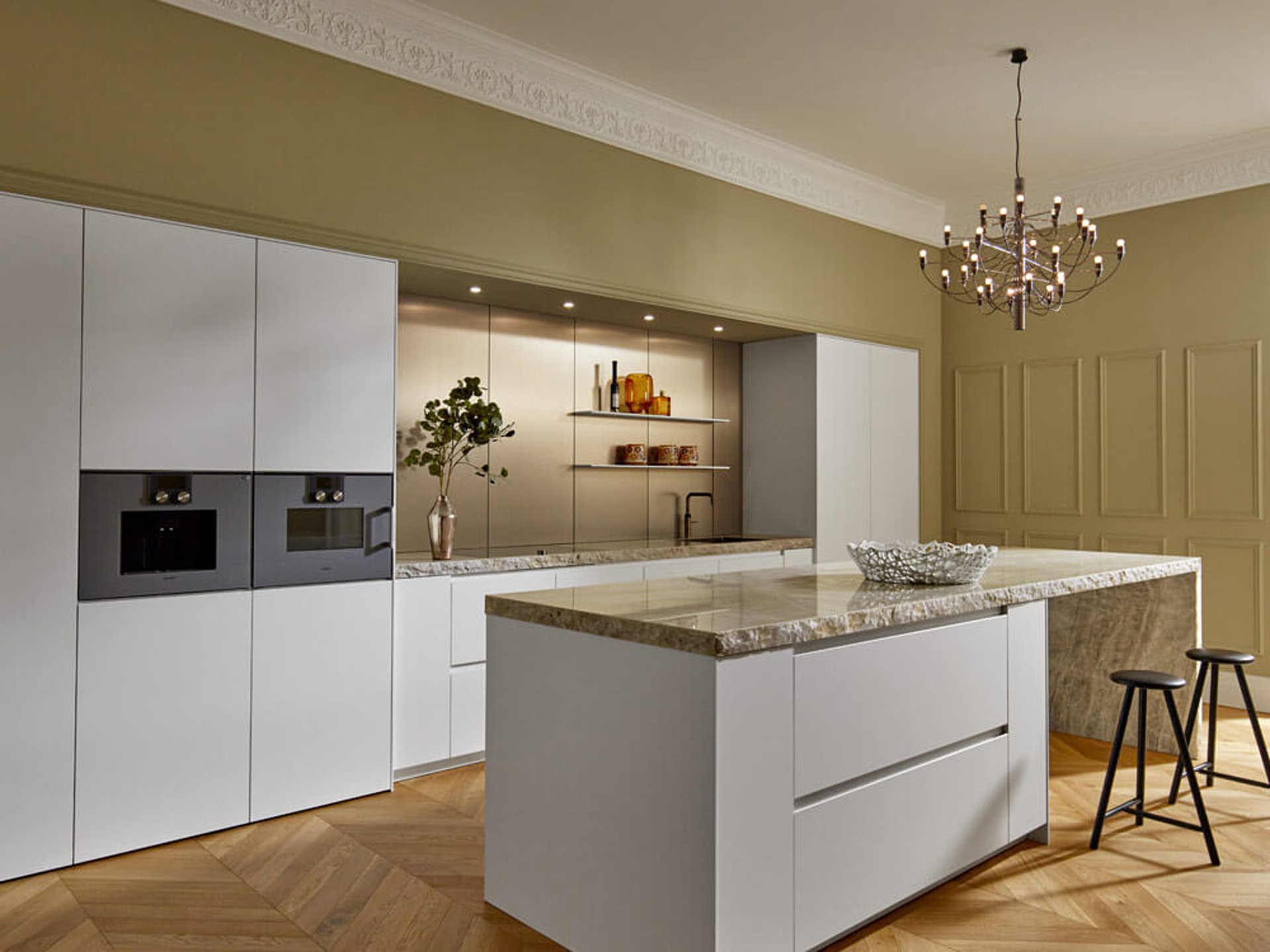 Elegante, ultramatte Küche in Arktisweiß mit Anti-Fingerprint-Oberflächen. Beratung bei ASMO KÜCHEN.