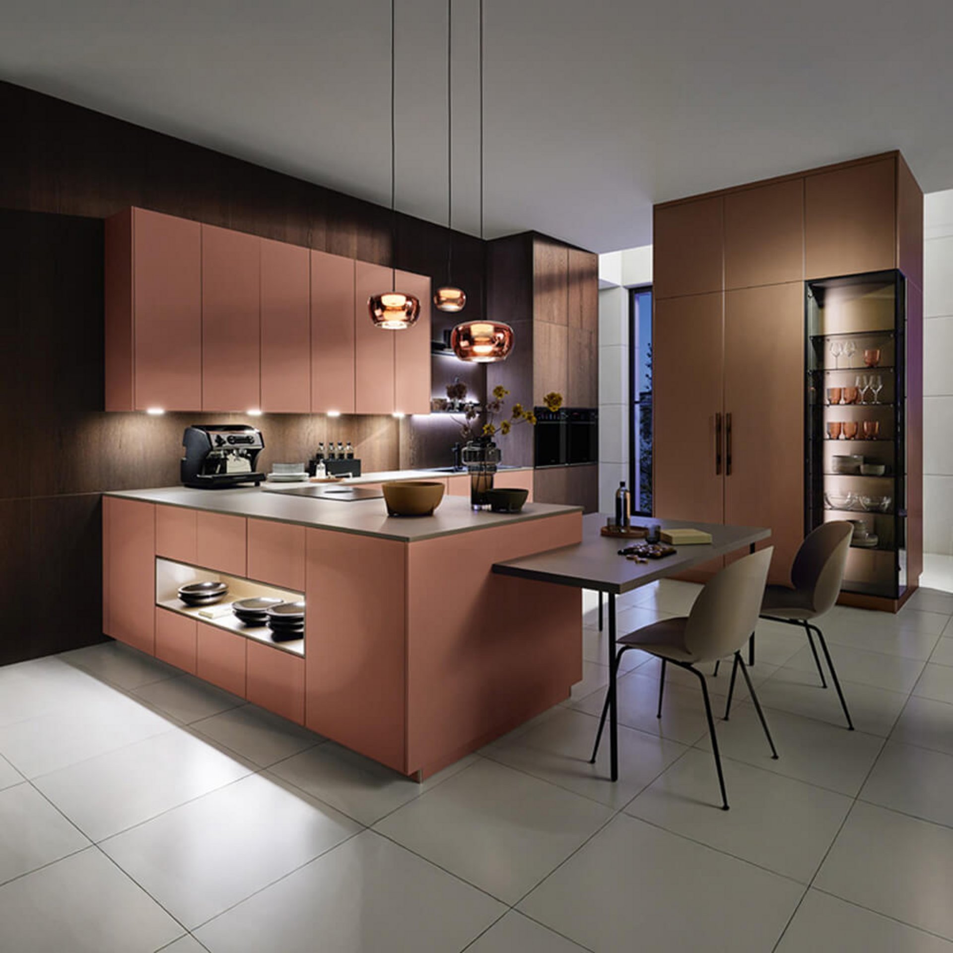 Moderne Küche mit Kochinsel und warmen Lichtzonen – Lichtkonzept für Atmosphäre und Tageslicht-Simulation