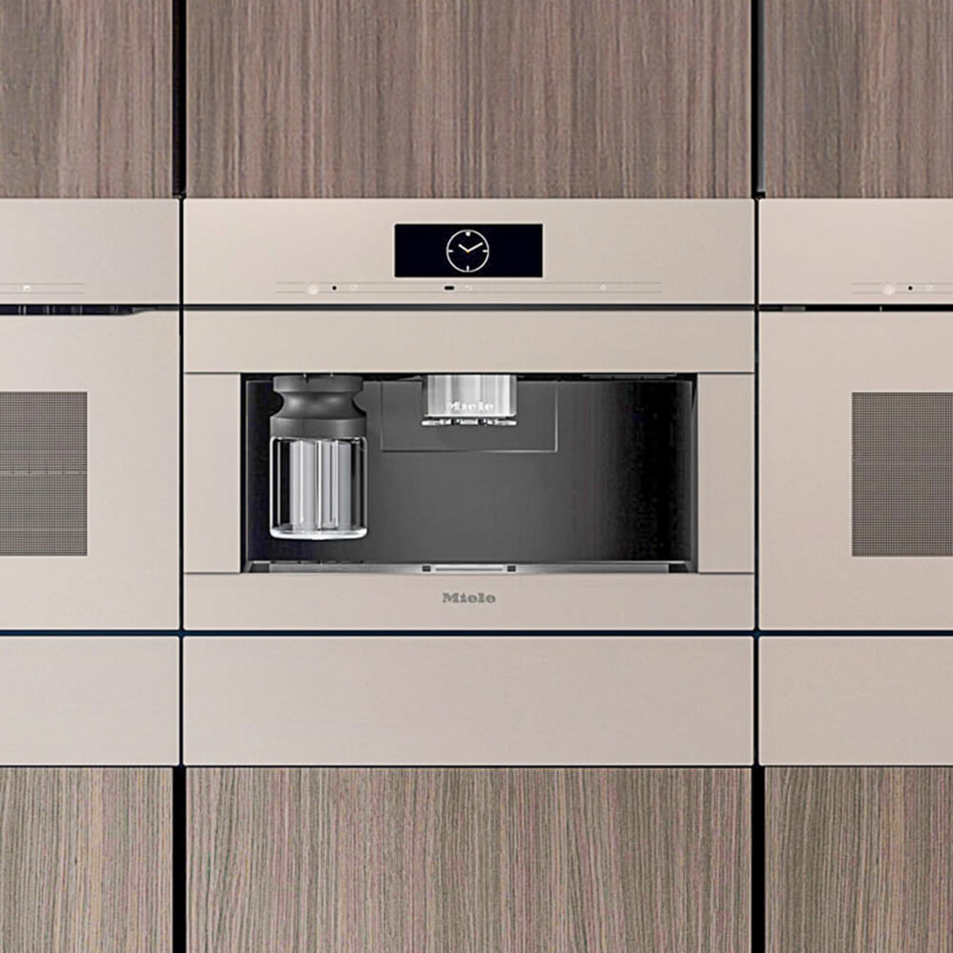 In eine Hochschrankwand integrierter Miele-Kaffeevollautomat zwischen weiteren Einbaugeräten, darüber Fronten in Holzoptik.