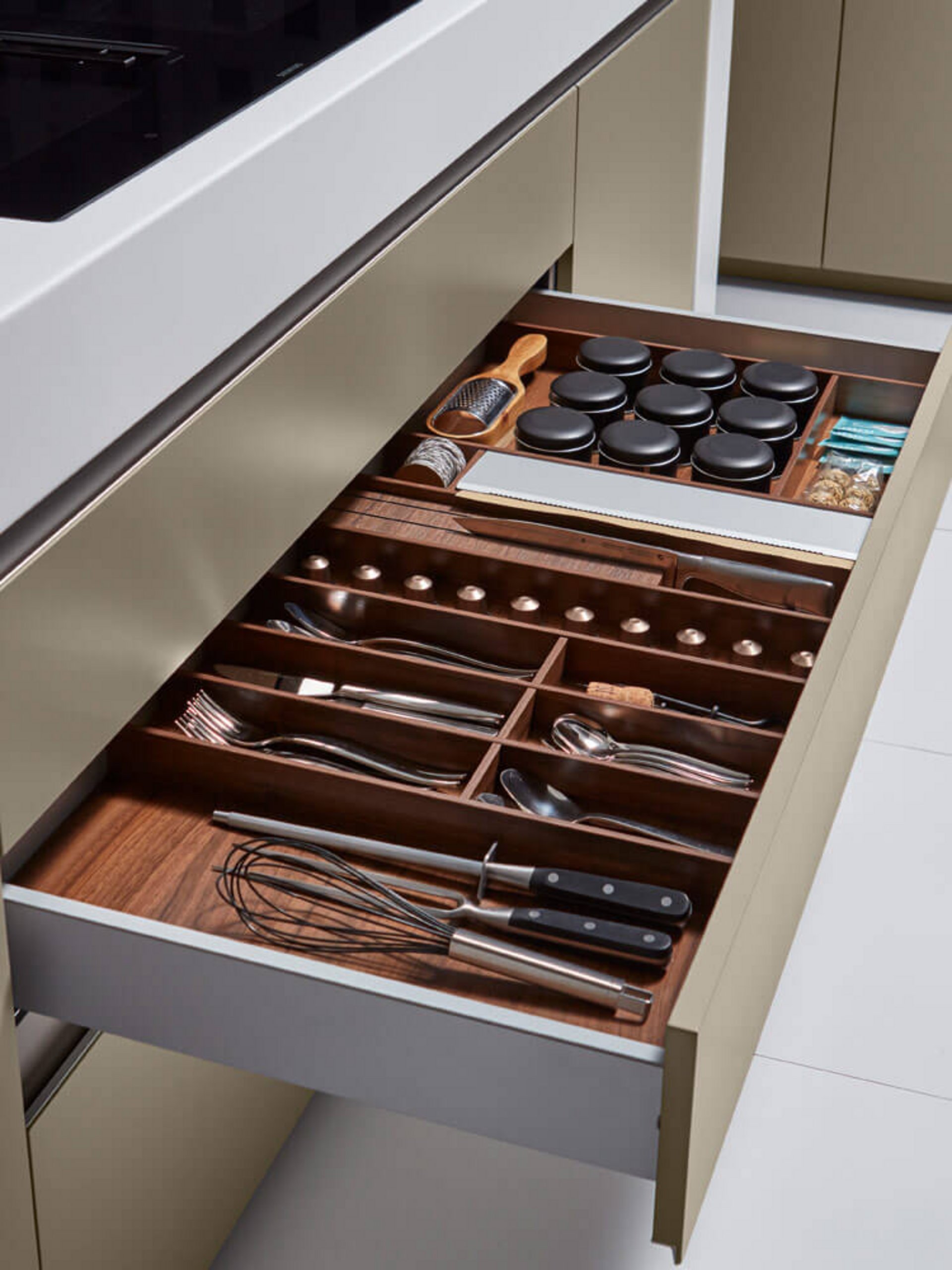 Geöffneter Küchenschubkasten mit praktischer Besteckaufteilung und Stauraum