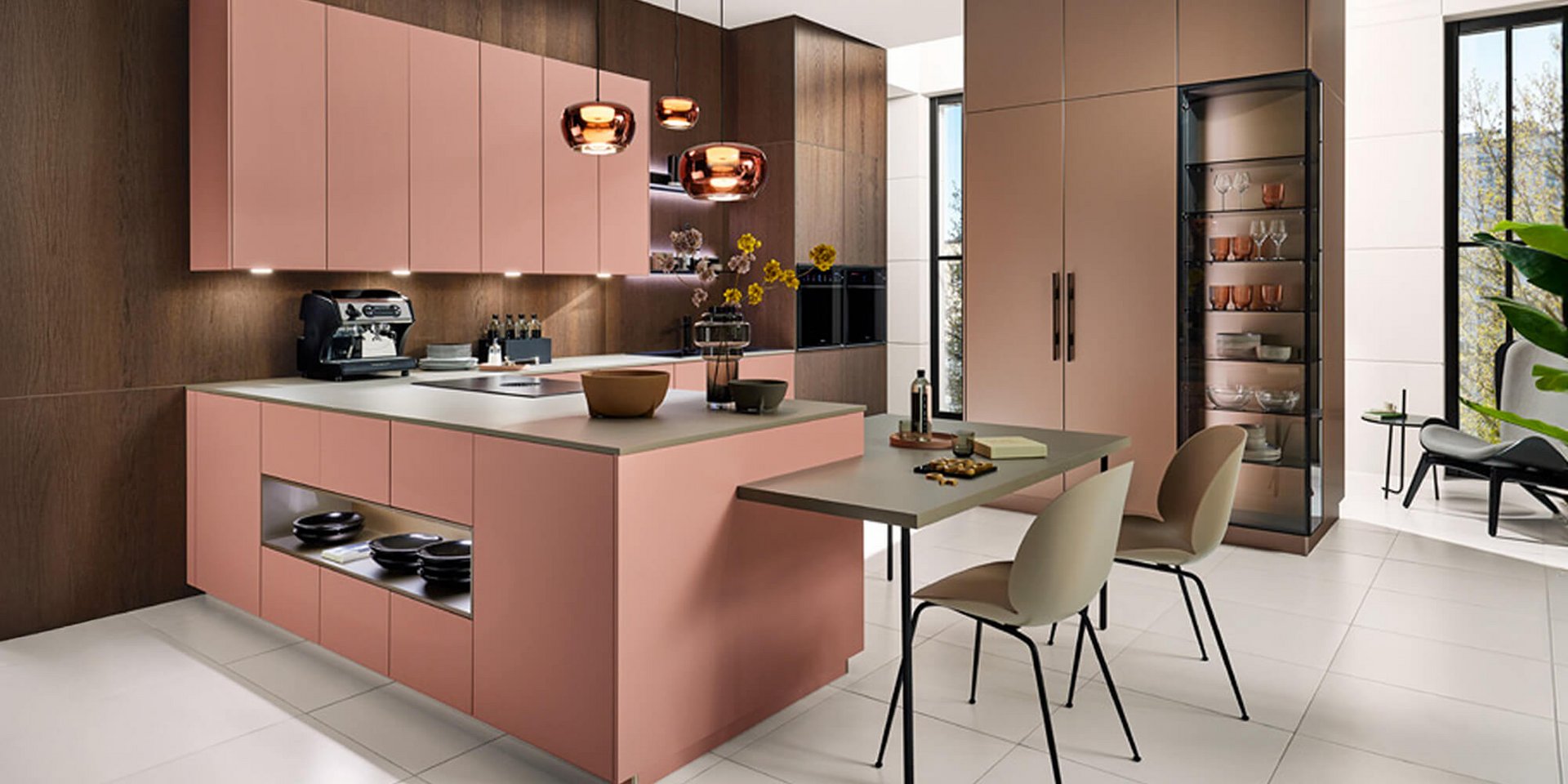 Moderne L-Küche in LM Mattlack Altrose mit Eiche Espressobraun und minimalistischer Linienführung