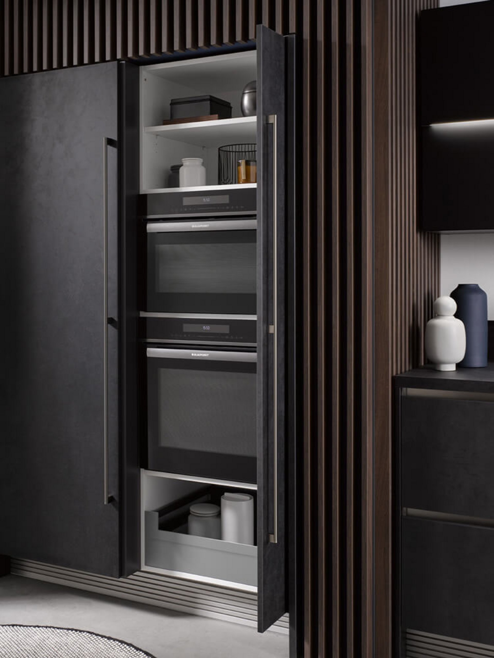 Schwarze Hochschrankwand mit geöffneten Pocket Doors in moderner Küche