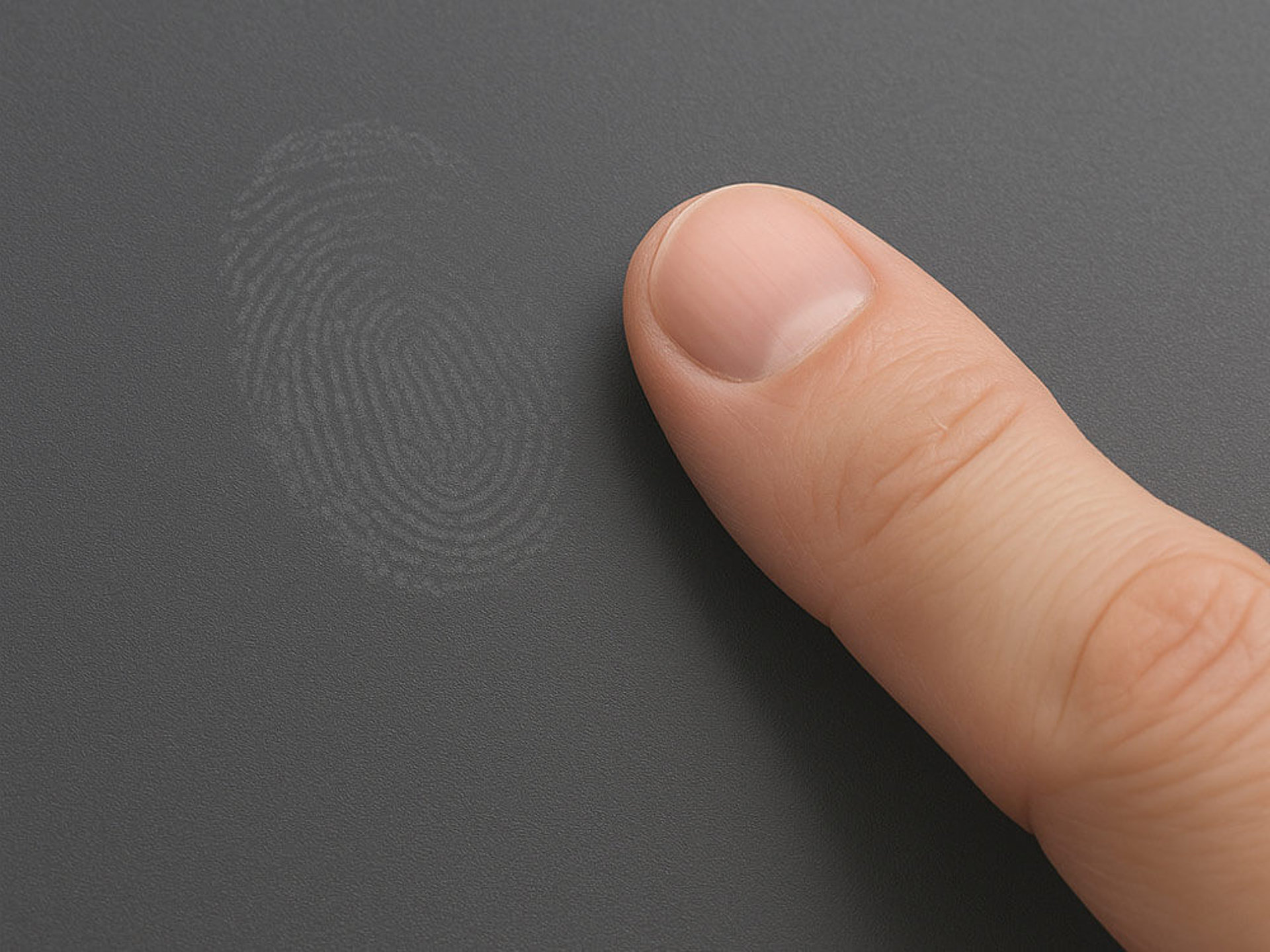Fingerabdruck auf einer matten, pflegeleichten Küchenfront. Die Anti-Fingerprint-Technologie verhindert sichtbare Spuren.