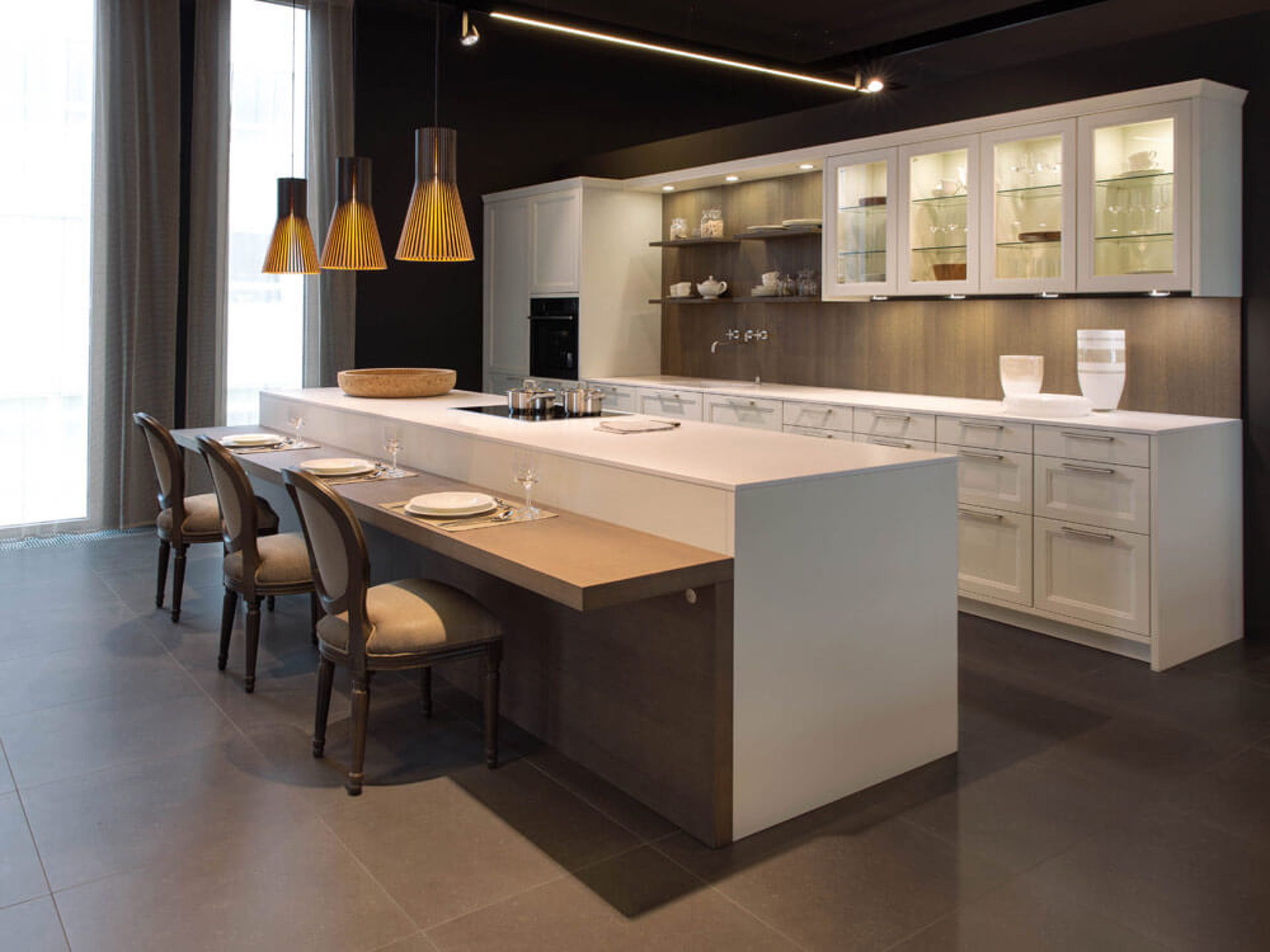 Landhausküche mit Vitrinenschränken und Kochinsel – langlebige Wohnküche im modernen Landhausstil