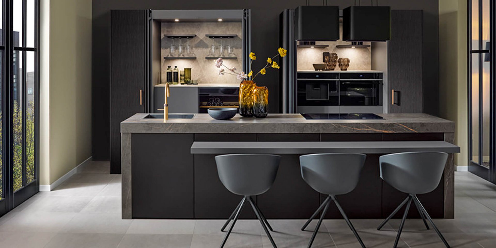 Luxusküche schwarz Y-OS organic Bernstein von ASMO KÜCHEN mit Kochinsel und Übergang in den Wohnbereich.