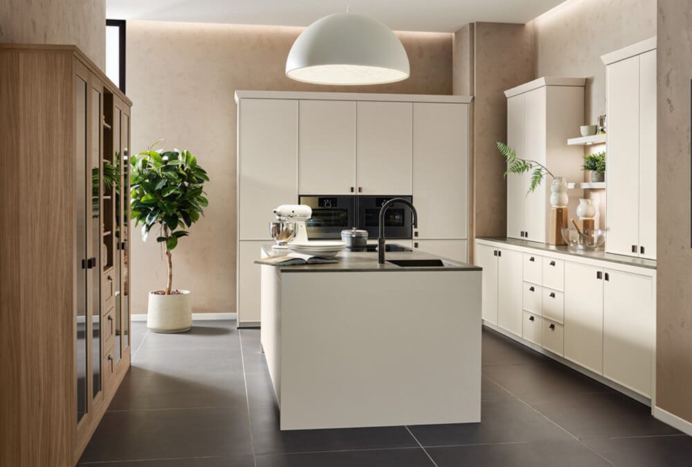 Landhausküche LFG Mattlack Angora grau mit Kochinsel und Nussbaum hell