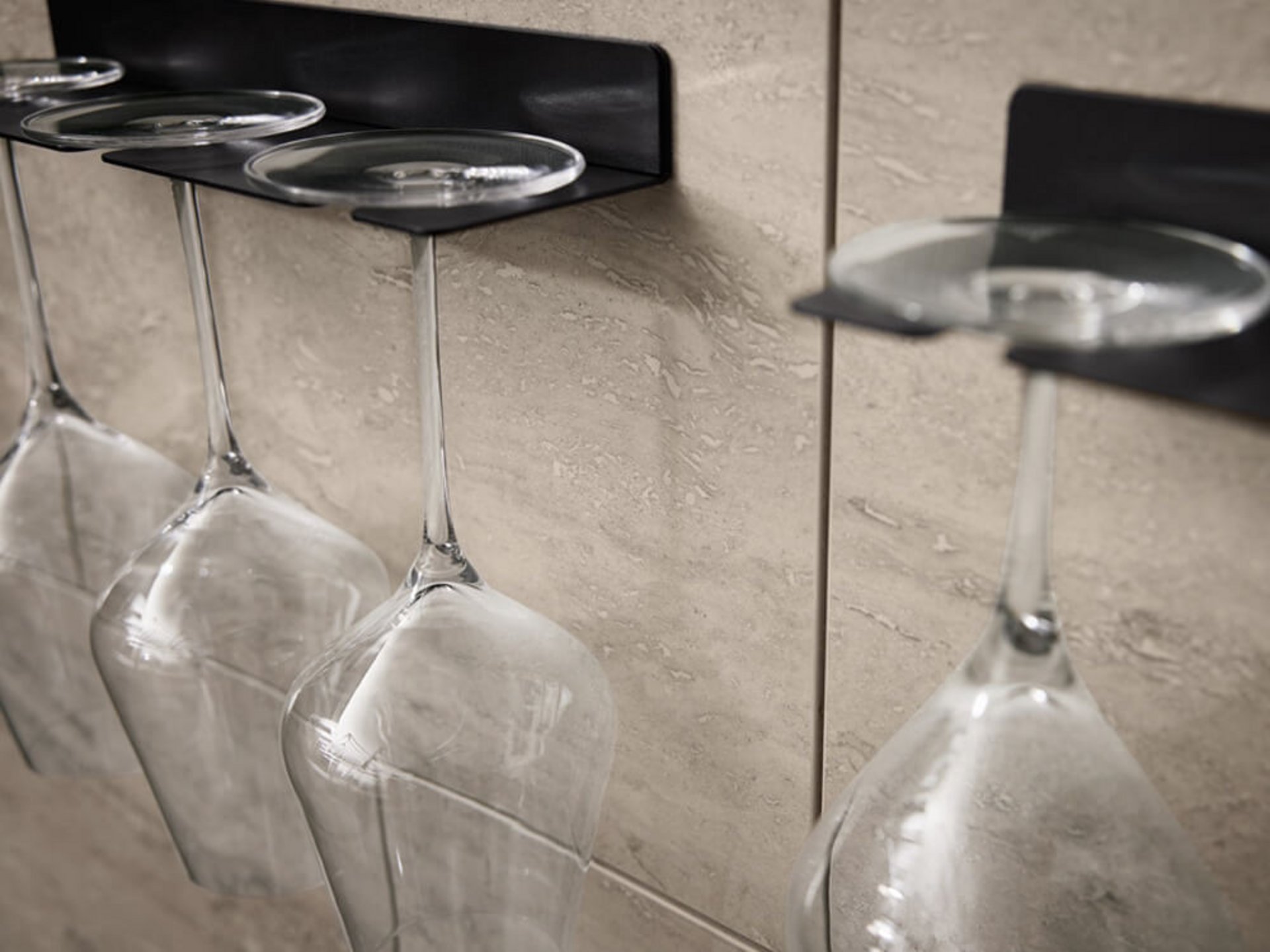 Stimmungsvolle Beleuchtung in der Nussbaum-Wohnküche der Planung VC buffalo mocha