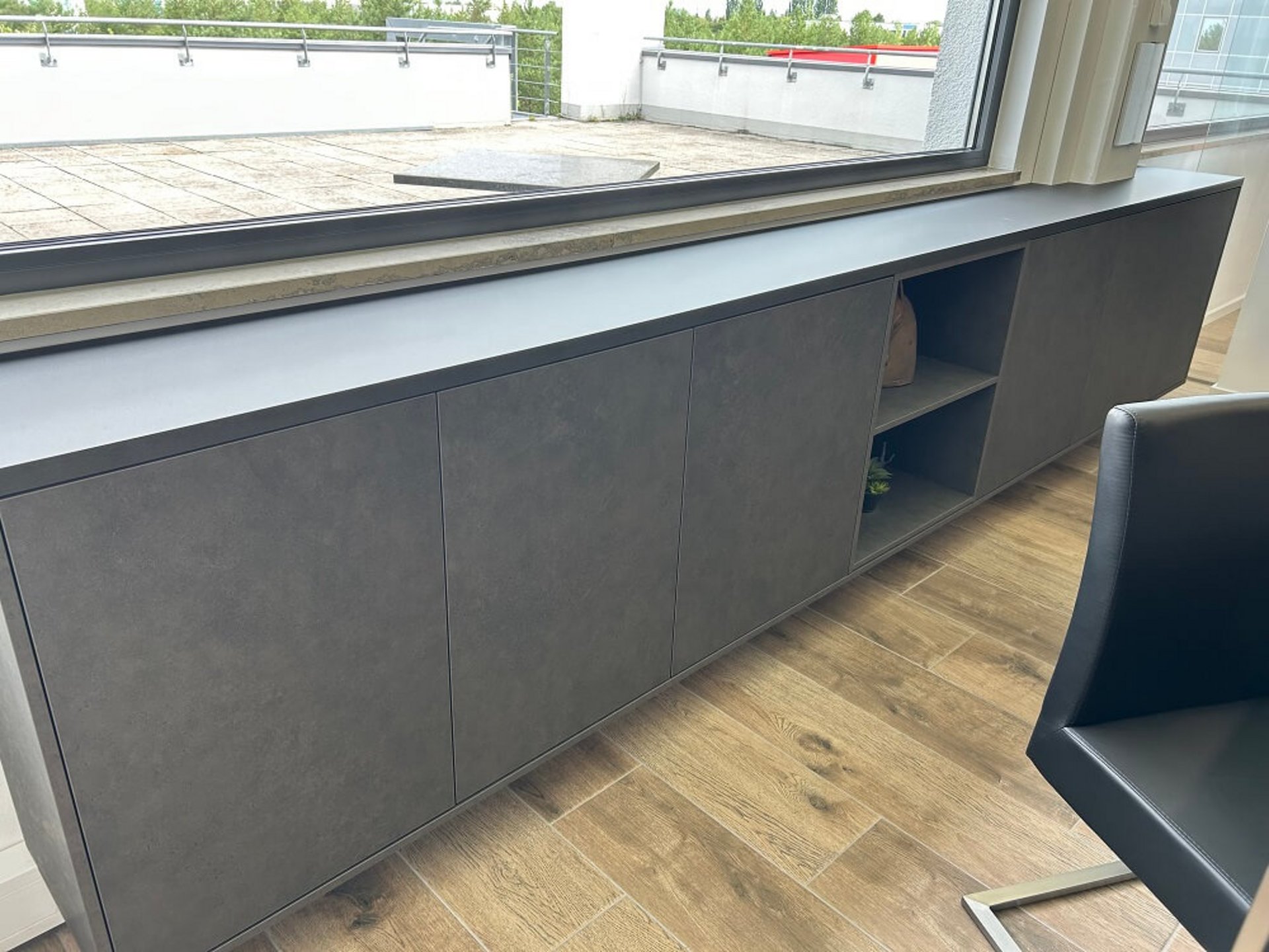 Modernes Sideboard mit dunklen Fronten und großzügiger Ablagefläche bei ASMO KÜCHEN München-Freiham