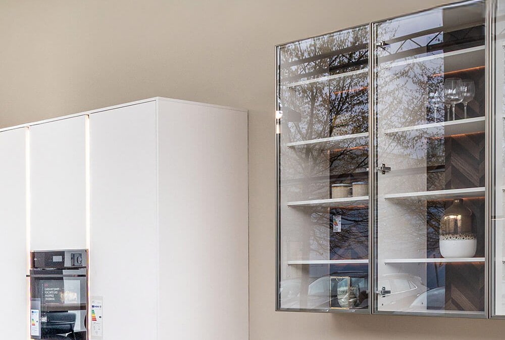 Moderne Premium Küche mit Anti-Fingerprint Fronten und Smart Glass im ASMO KÜCHEN Studio