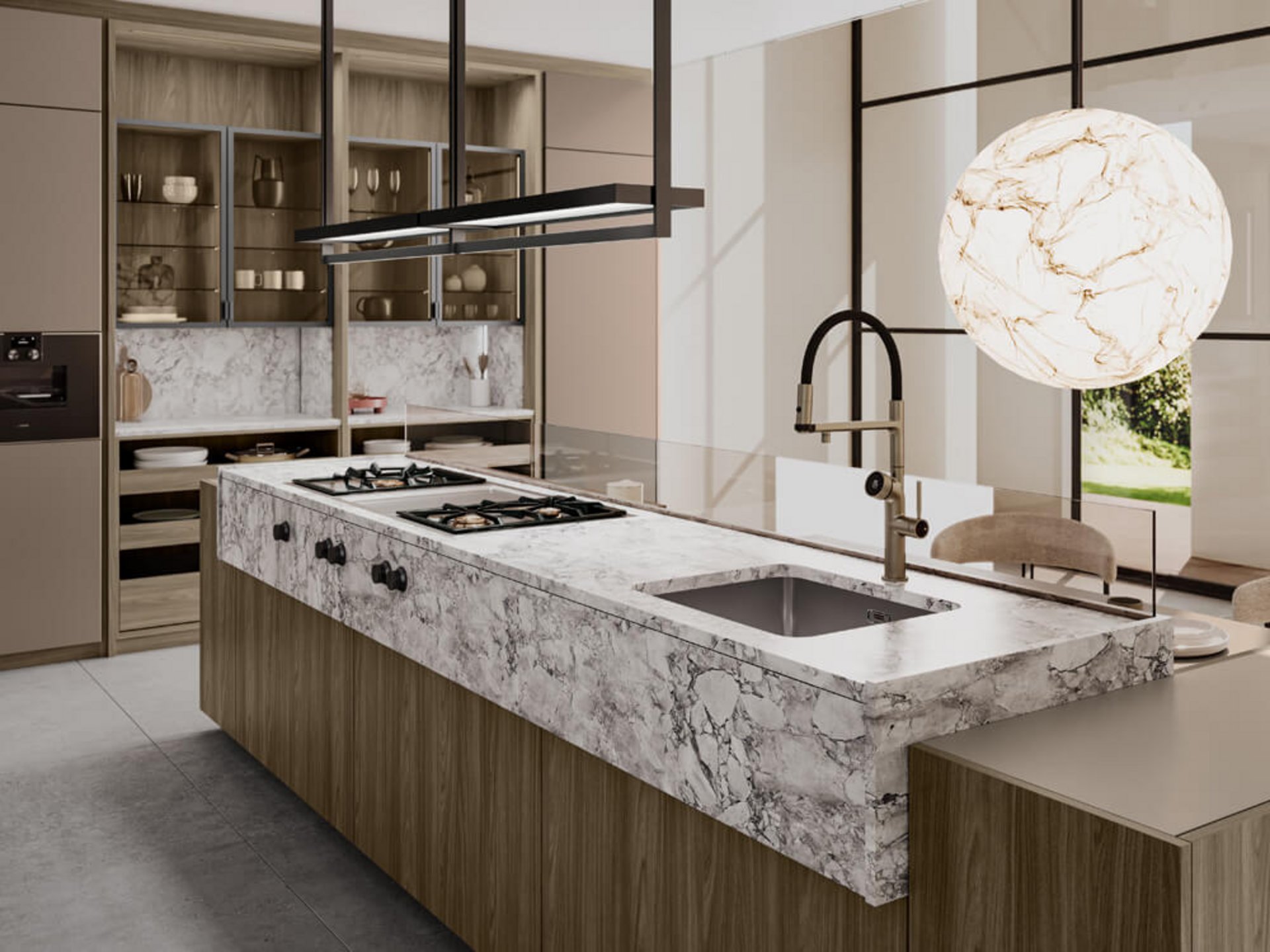 Marmor-Kücheninsel mit Kochfeld und Spüle vor Holz- und Glasrückwand