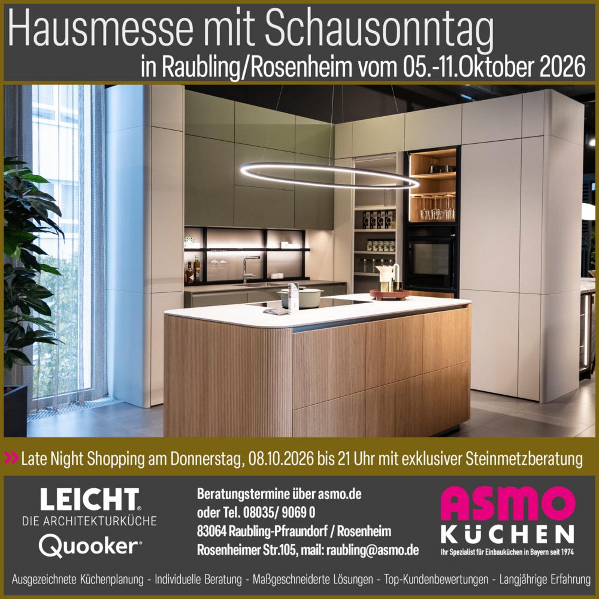 Moderne Küche mit großer Kochinsel aus Holz und hellen Fronten bei der Hausmesse von ASMO KÜCHEN in Raubling.