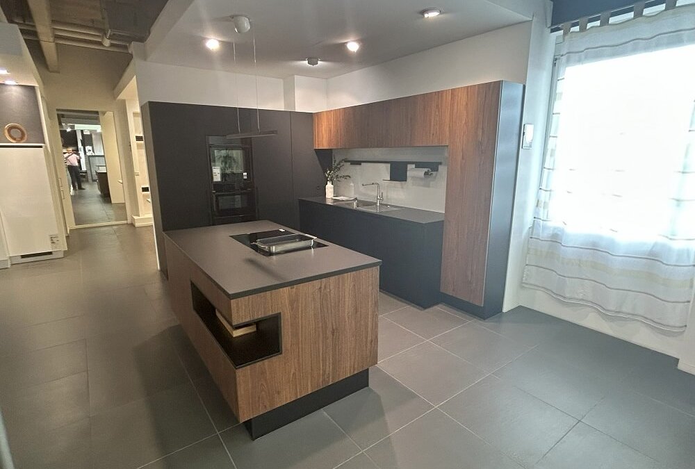 Moderne L-Küche mit Insel, Holzoptik, dunklen Fronten und integrierten Einbaugeräten bei ASMO KÜCHEN