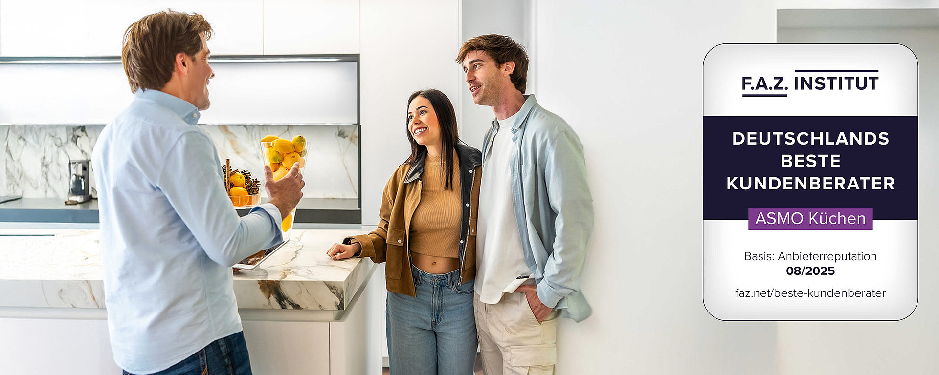 Küchenberater begrüßt glückliches Kundenpaar – Auszeichnung Deutschlands beste Kundenberater für ASMO KÜCHEN (F.A.Z.-Institut)