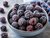 Gefrorene Brombeeren in einer Schale als Beispiel für richtig eingefrorene Brombeeren