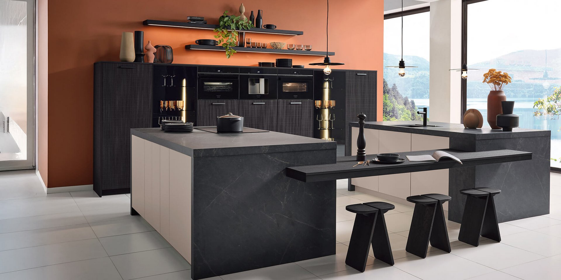 ET Boho schwarz: Offene Wohnküche mit Kochinsel in Schwarz und Perlmutt