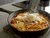 Pasta mit Cherrytomaten und Parmesan wird in einer Schale serviert