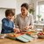 Mutter und Kind bereiten gemeinsam eine abwechslungsreiche Brotbox mit gesunden Snacks vor