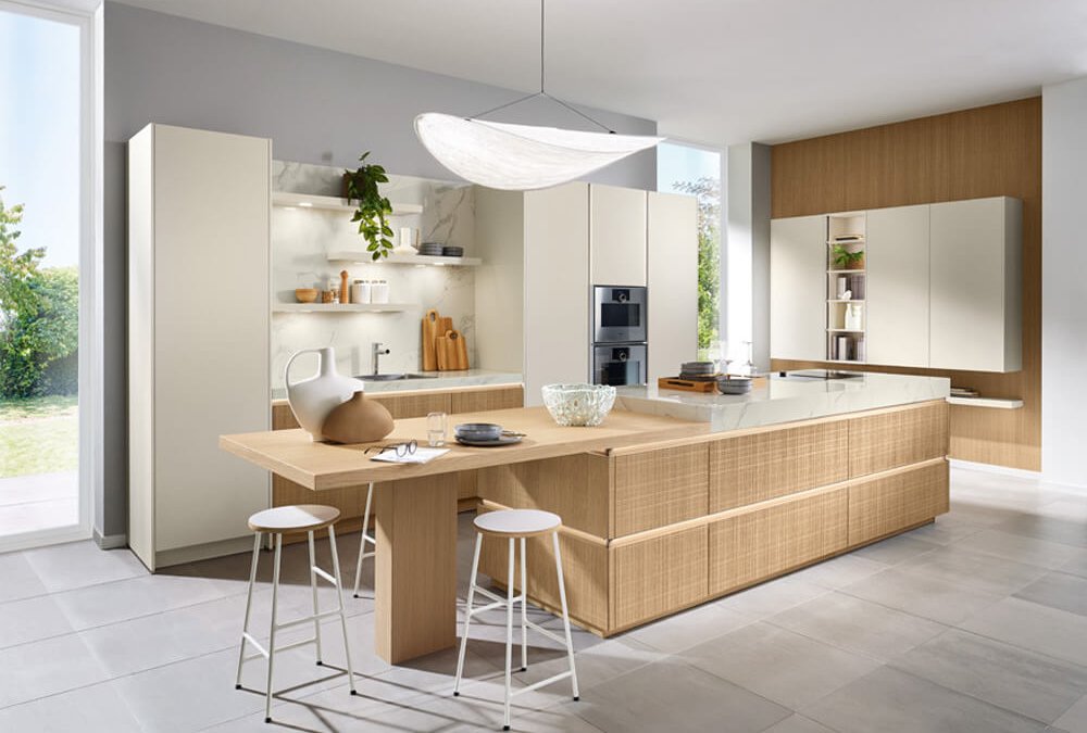 Offene Wohnküche im Boho-Stil mit grifflosen Fronten, Wollweiß ultramatt und vertikaler Holzstruktur.