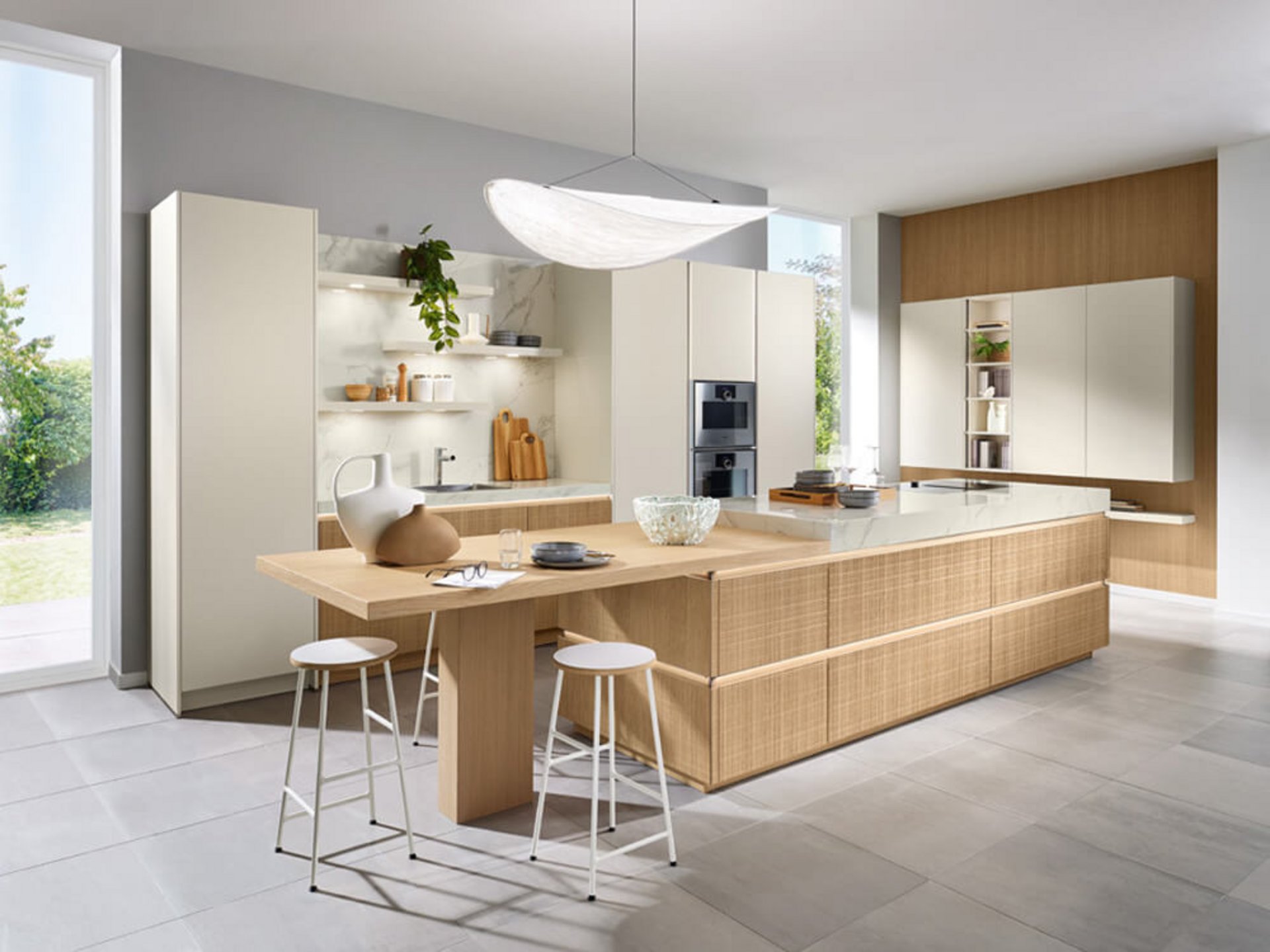 Offene Wohnküche im Boho-Stil mit grifflosen Fronten, Wollweiß ultramatt und vertikaler Holzstruktur.