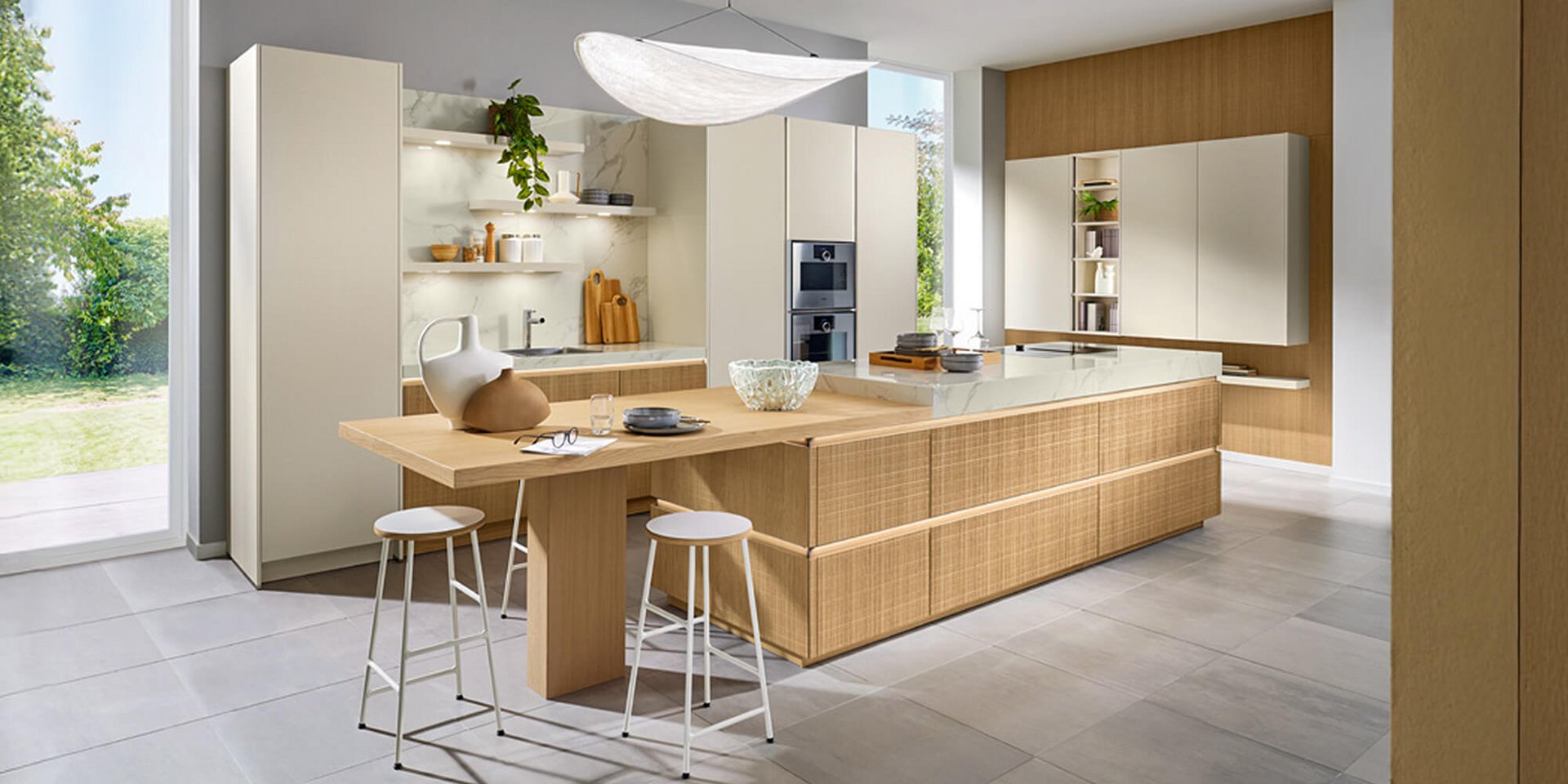 Boho Küche Y-ET Boho natur mit Kücheninsel und Esstischkombination in Wollweiß ultramatt und Holzoptik.