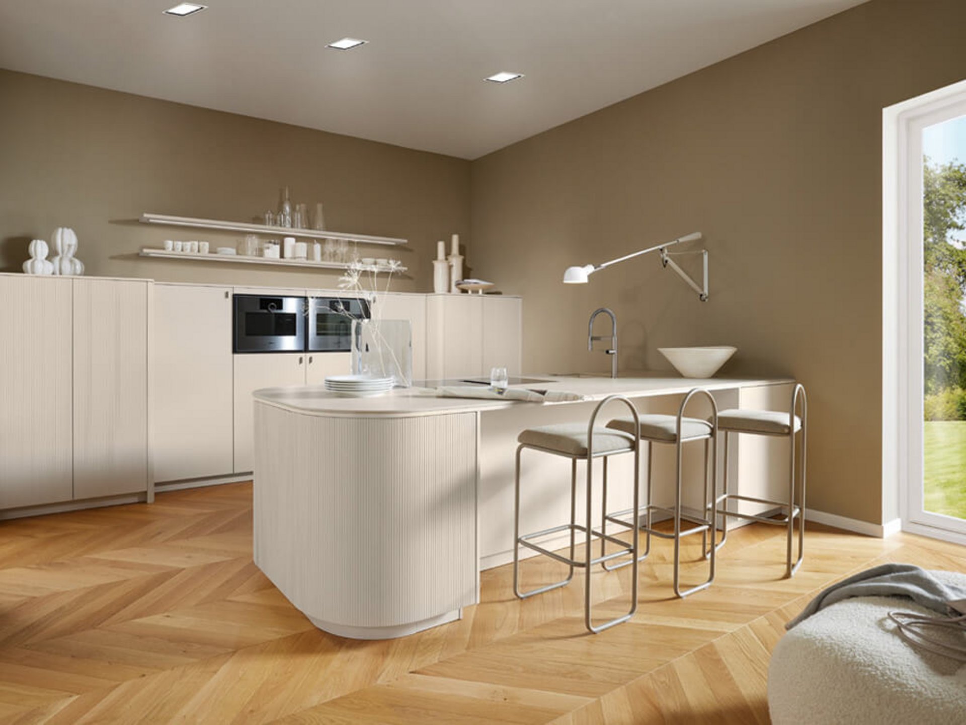 Exklusive Echtholzküche in Eiche Angora grau mit Kochinsel und Fischgrät-Parkett für modernes Wohndesign.