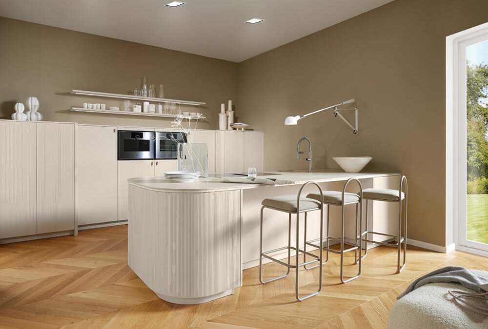 Exklusive Echtholzküche in Eiche Angora grau mit Kochinsel und Fischgrät-Parkett für modernes Wohndesign.