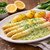 Spargel mit Bärlauch-Hollandaise und Kartoffeln serviert