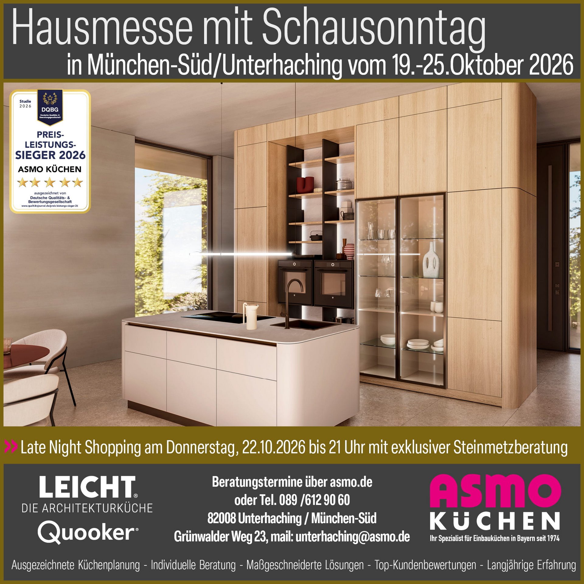 ASMO KÜCHEN Hausmesse in München-Süd/Unterhaching: helle Holzküche mit Kochinsel und Ausstellungsküche