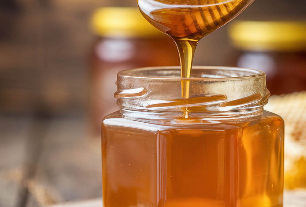 Honigglas mit Löffel als Teaserbild
