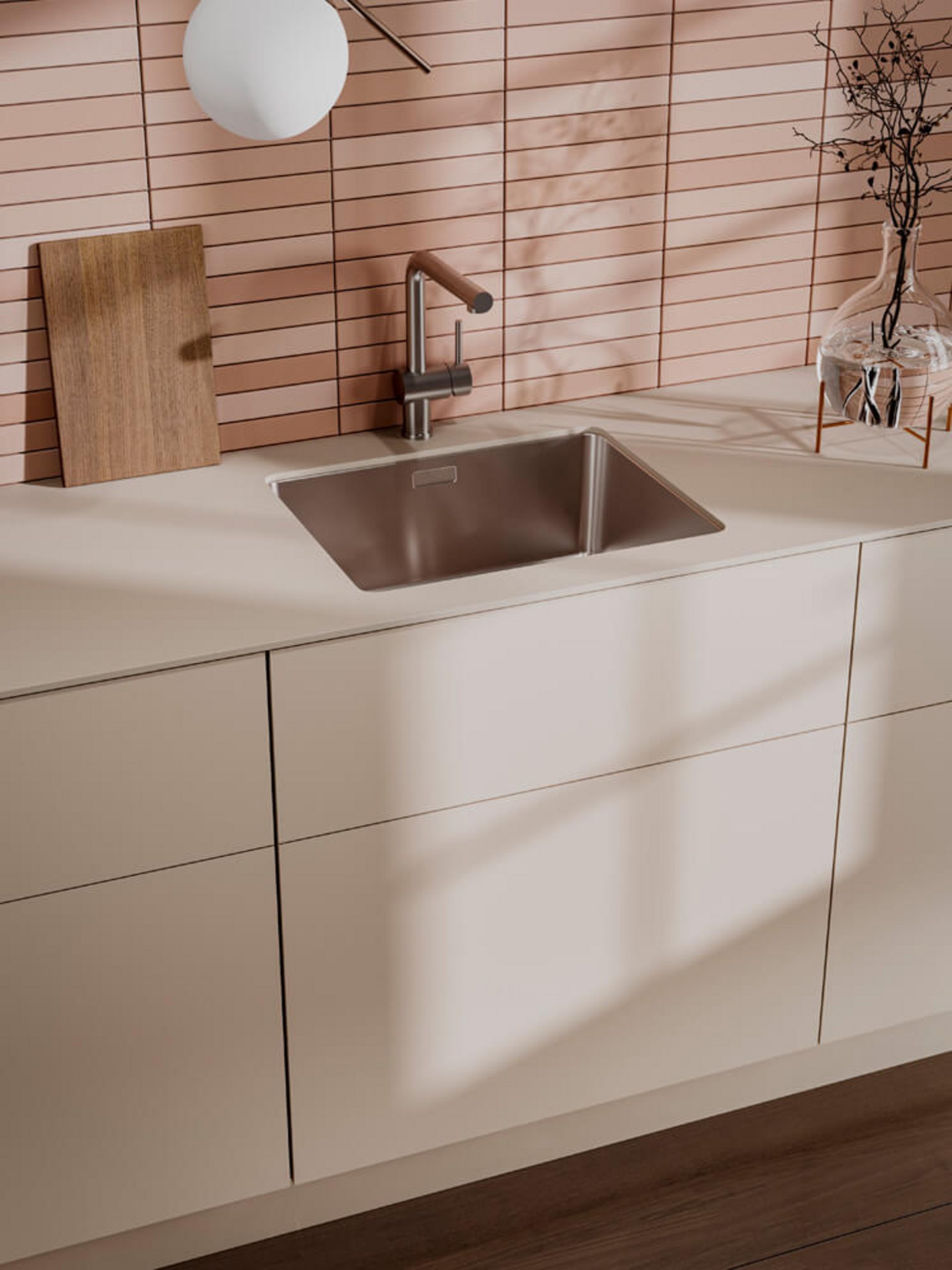 Grifflos geplante LEICHT Hygge Küche in Flachsbeige mit Edelstahlspüle und rosa Fliesen-Akzentwand