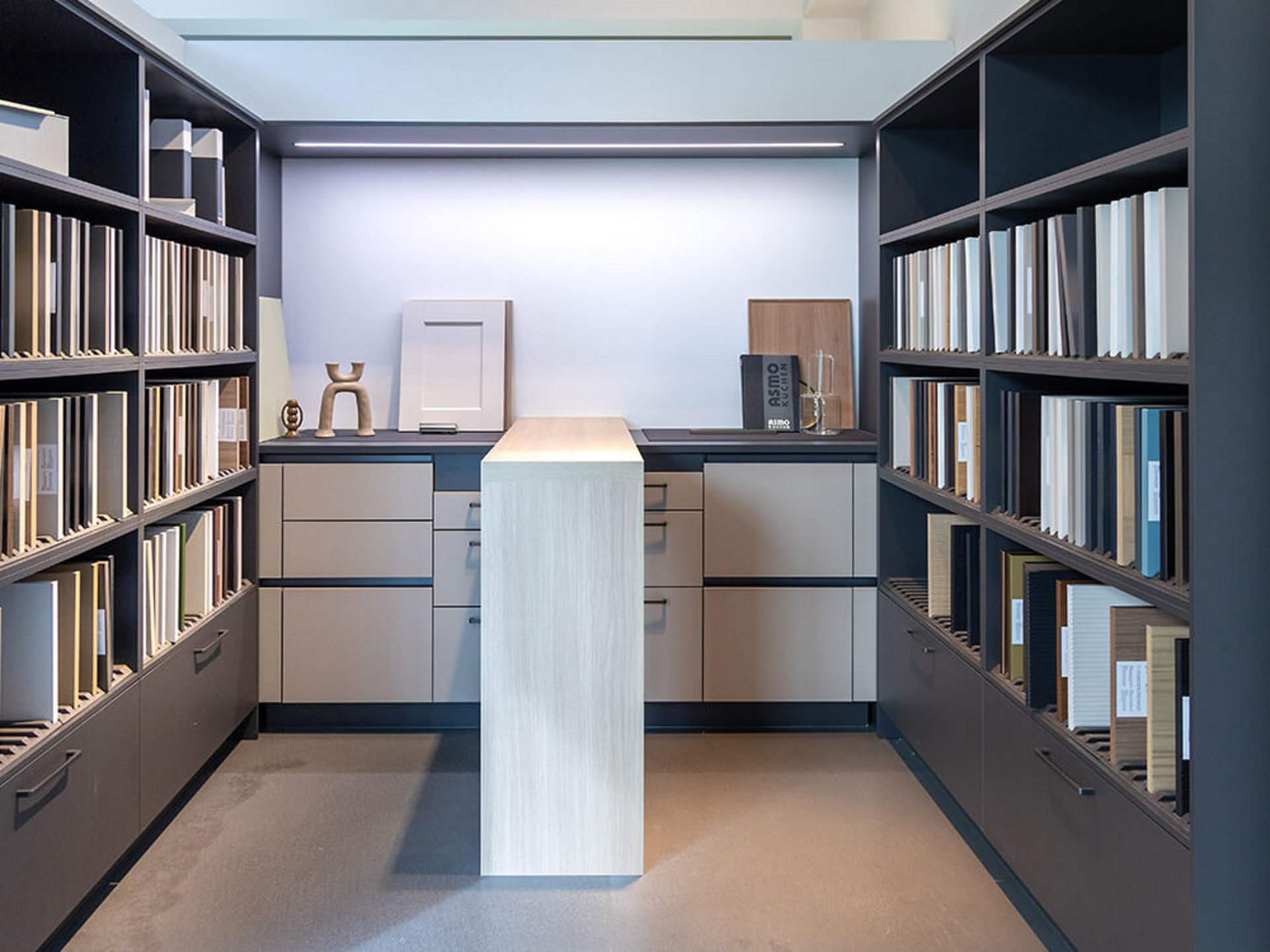 Helle Küche mit Hochglanz Küchenfronten und reflektierendem Licht