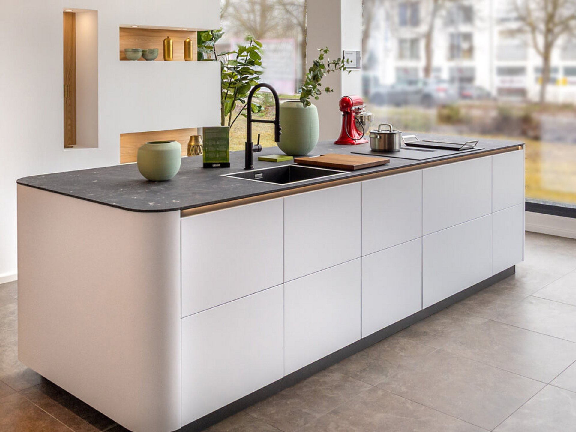 Moderne Kücheninsel mit abgerundeten Wangen und organischer Linienführung