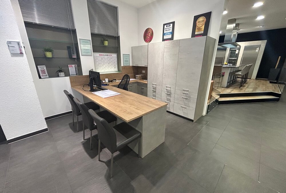 Moderner Arbeitsplatz mit Schreibtisch, Stauraumschränken, Holzoptik und Betonoptik bei ASMO KÜCHEN