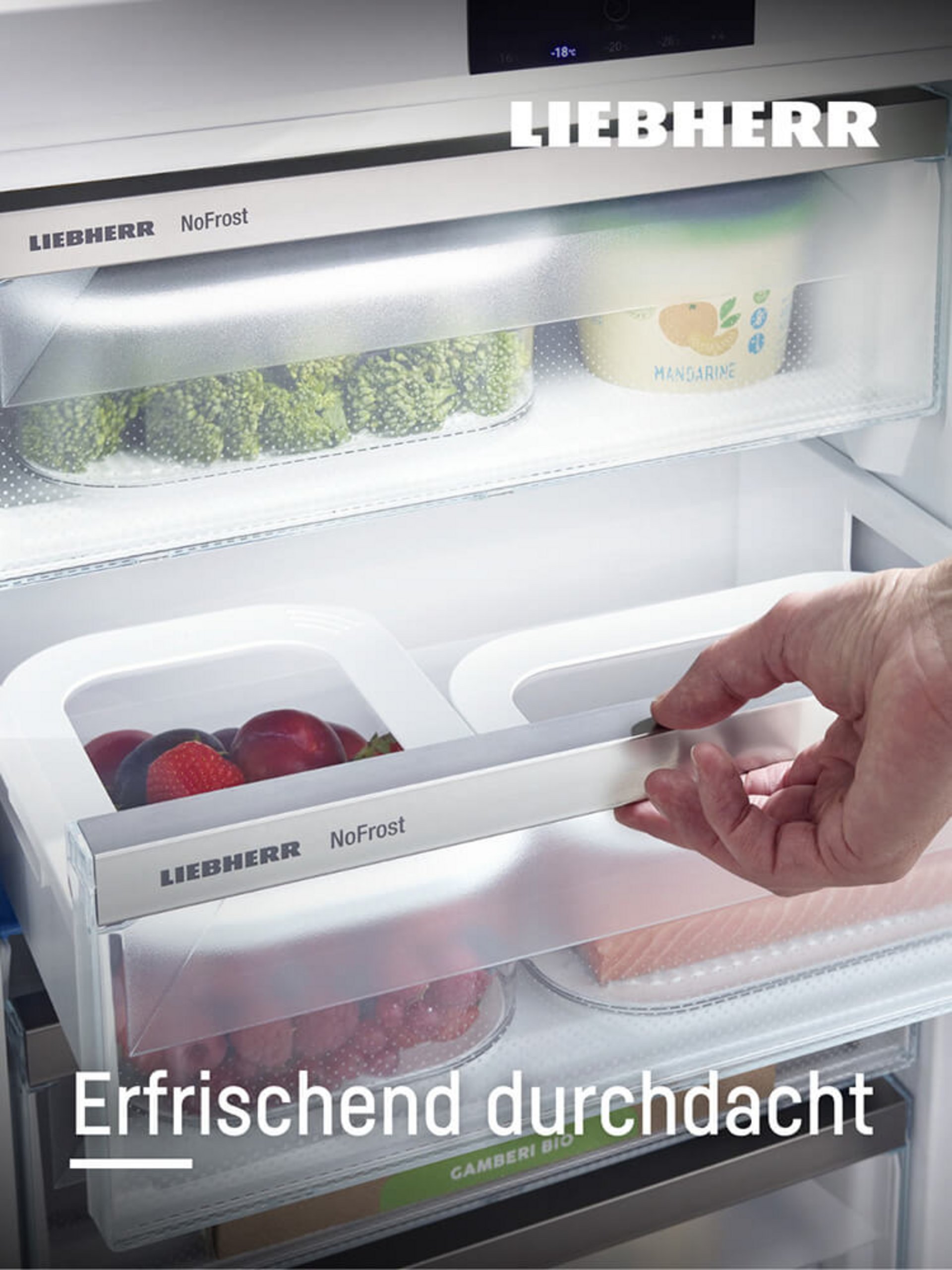 Erhöhter Kühlschrank mit komfortabler Greifhöhe als Teil einer rückenschonenden Küchenplanung