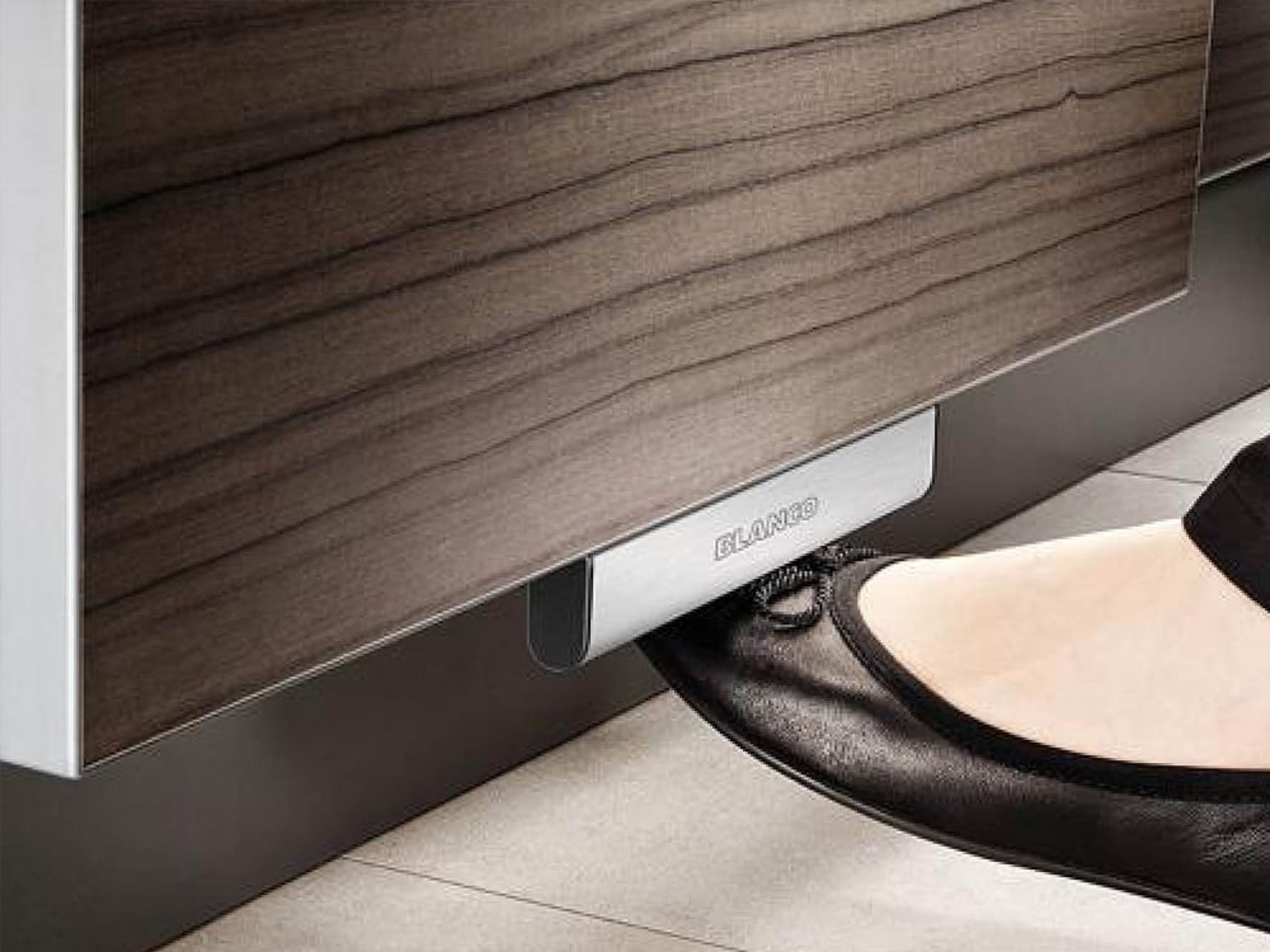 Berührungslose Ausfahrautomatik für Küchenschublade von Blanco: Fuß-Öffner für hygienische Müllentsorgung in der Küche.