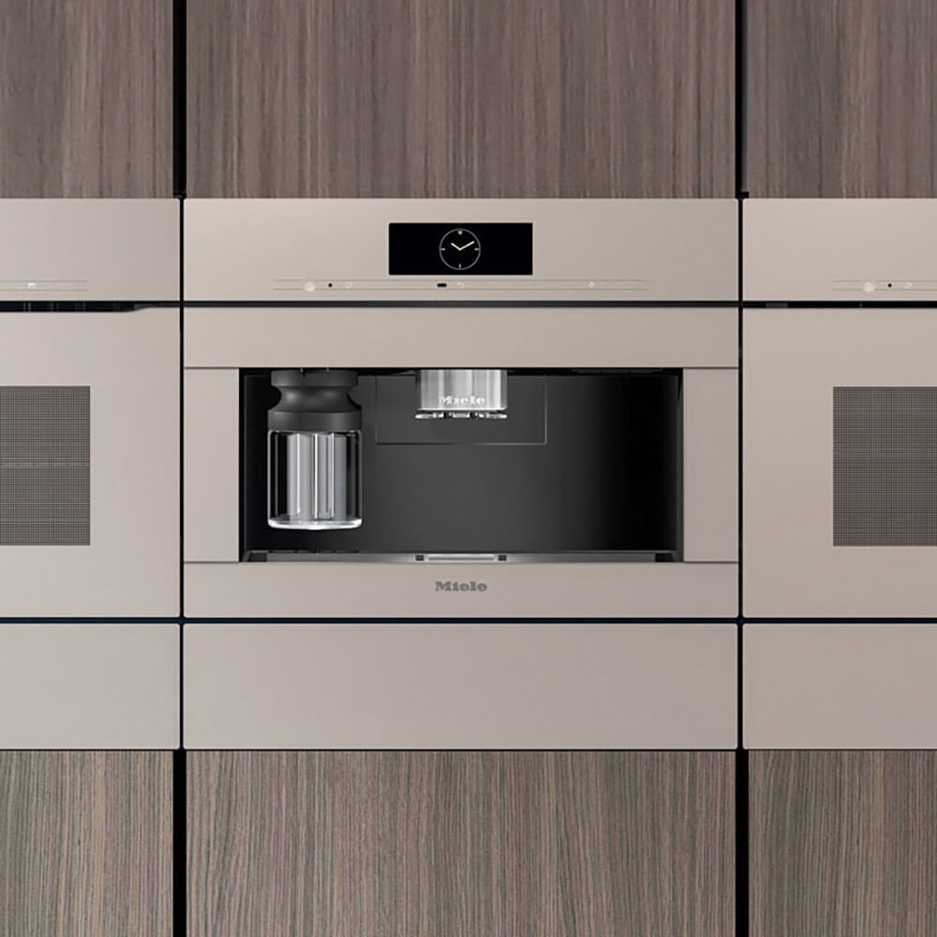 Geräuscharme Küchengeräte: In moderne Front integrierter Miele-Kaffeevollautomat mit Edelstahlrahmen und Holzverkleidung.