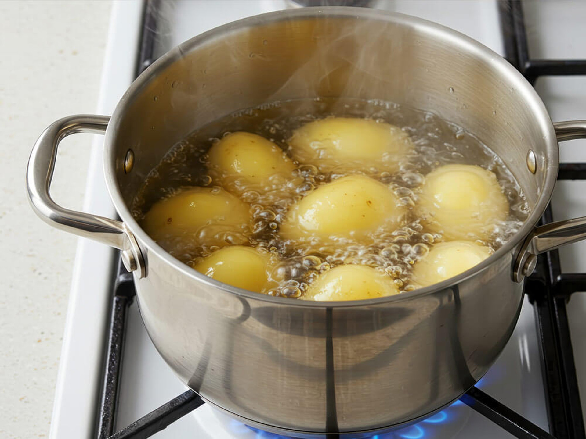 Kartoffeln kochen in kochendem Wasser im Topf auf Gasherd