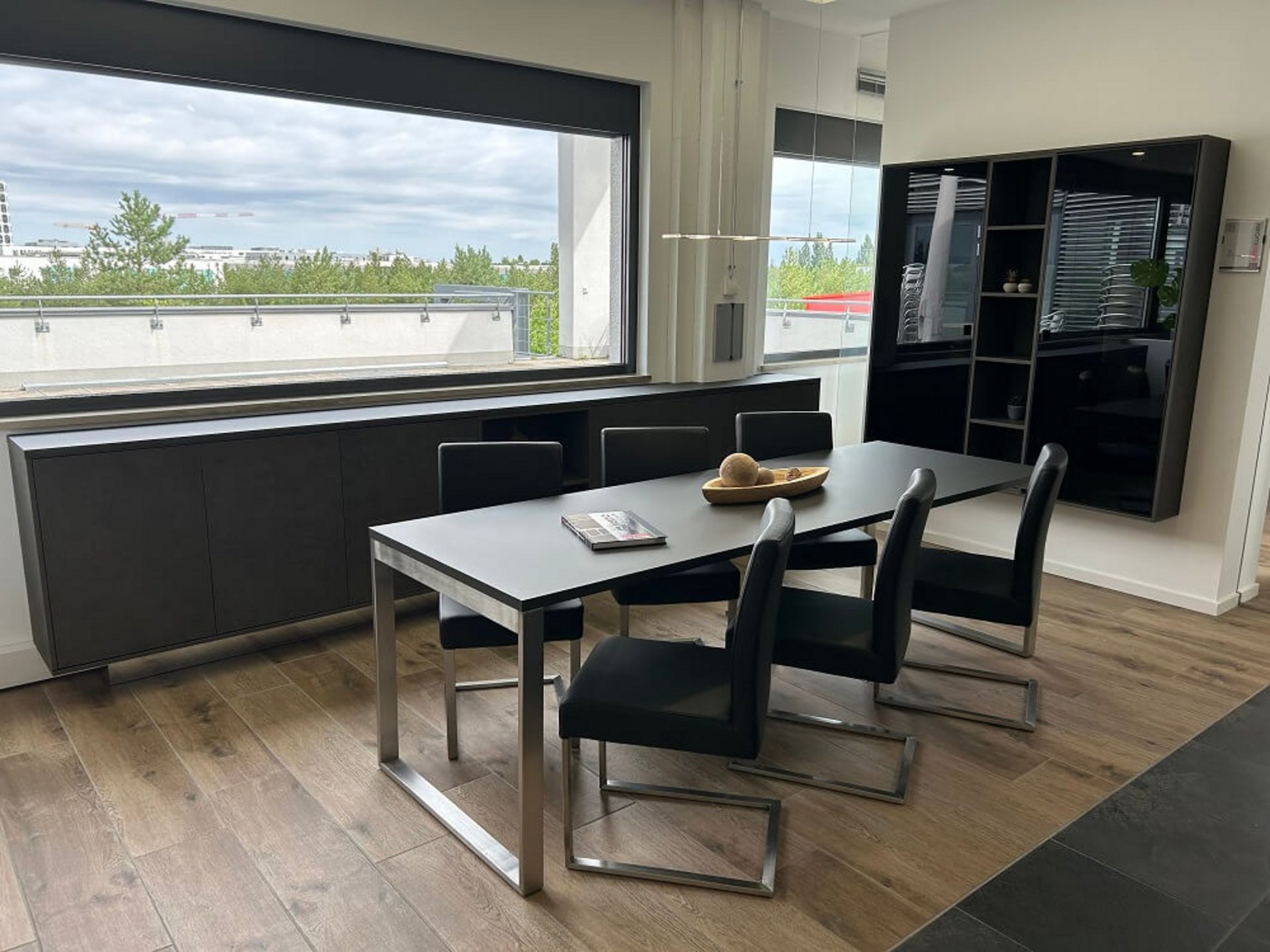 Moderne Wohnkombination mit Vitrine, Sideboard und Tisch in der ASMO KÜCHEN Ausstellung München-Freiham
