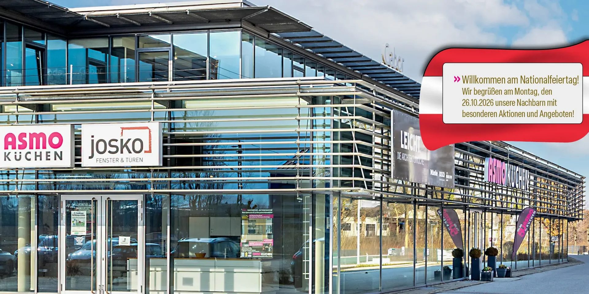 Slider zur Herbst-Aktionswoche vom 26. bis 31. Oktober 2026 im ASMO KÜCHEN Küchenstudio Raubling bei Rosenheim. Links stehen die Aktionen: AEG PizzaExpert Multifunktionsbackofen statt 1.712 EUR für 199 EUR und BORA Induktionskochfeld E80NUA11 statt 2.645 EUR für 1.399 EUR. Rechts ist das Studiogebäude mit den Logos von ASMO KÜCHEN, josko, LEICHT und Quooker zu sehen. Ein Hinweis begrüßt die Nachbarn aus Österreich am Nationalfeiertag, Montag, 26. Oktober 2026.
